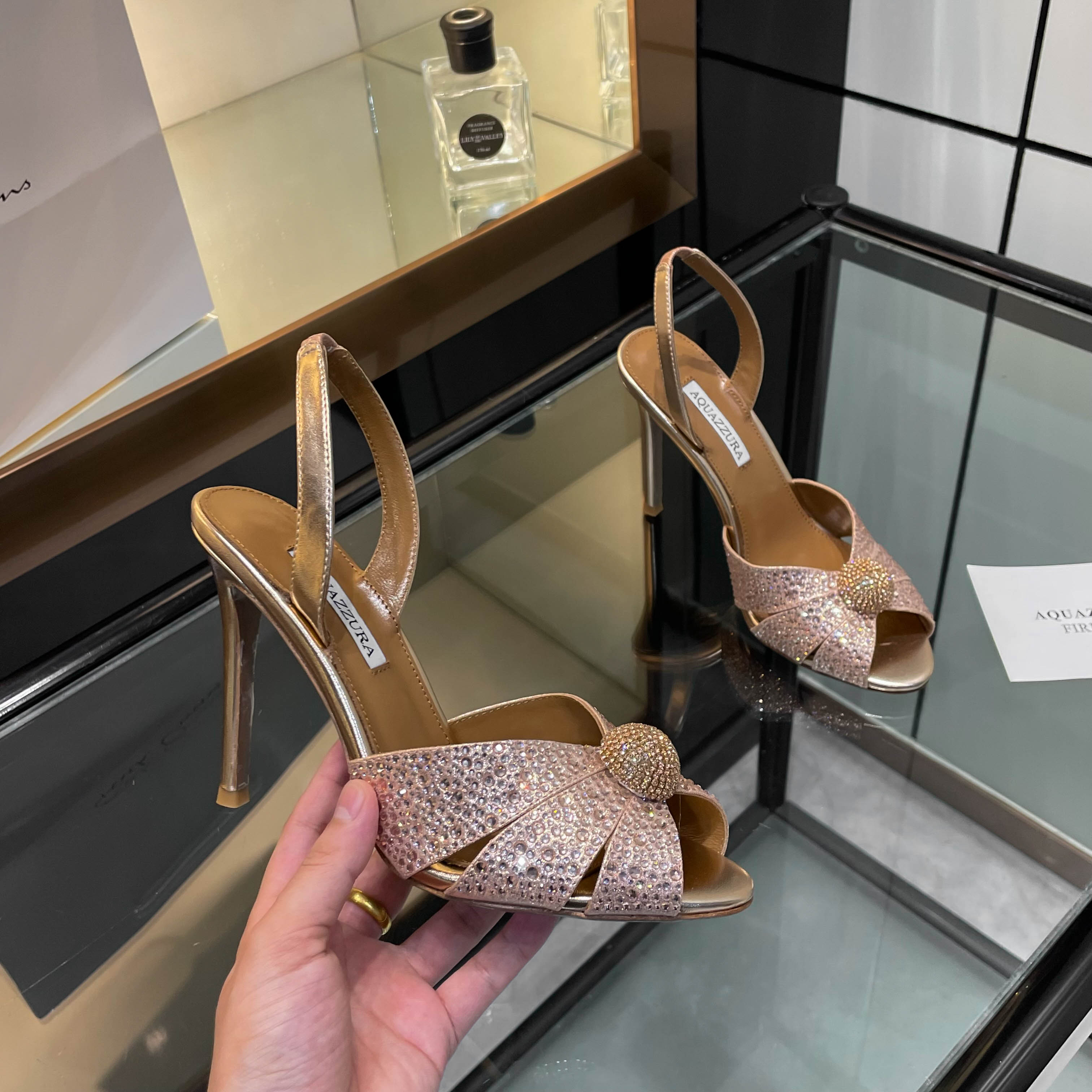 Aquazzura حذاء كعب عالي مزين بالكريستال للنساء، تصميم عصري أنيق
