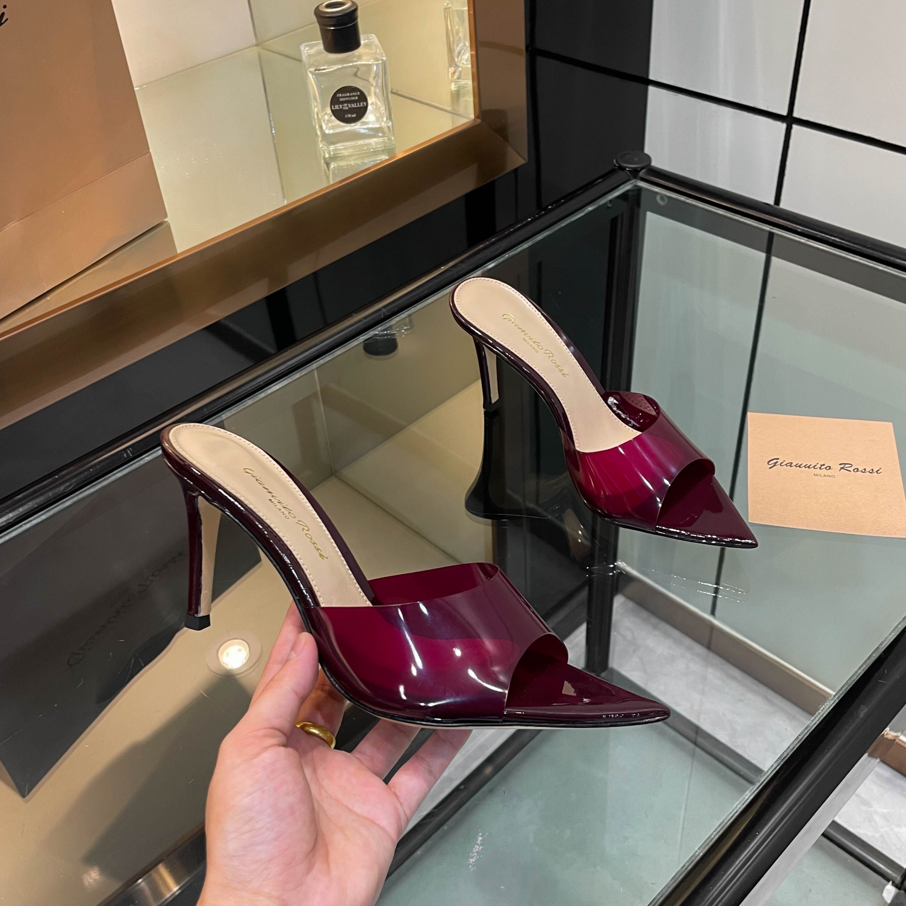NO:787084,gianvito rossi 2025 new slippers Original development Top version Purchasing quality This pair of pointed toe high-heeled patent leather film women's sandals is like a beautiful poem in summer. The pointed toe design is elegant and charming, highlighting the graceful lines of the feet. The patent leather shines with luster, highlighting quality and fashion. Every step seems to tell a romantic story and become a beautiful scenery on the street. 2305-1 _______________________ * Full set of packaging. * Original custom patent leather upper *  Foot pads Sheepskin * Sole Italian genuine leather outsole * Heel height 10.5cm, 8.5cm, 5.5 three heights (remark the height when placing an order, if not, the default is 8.5 heel height) * Size: 35-43 (40 41 42 43 is custom-made and non-refundable) *, high heels, sandals, high heels, slippers, sheepskin, Leather soles19860909gianvito rossi 2025新款拖鞋 原版开发 顶级版本 代购品质 这双尖头高跟漆皮胶片女凉鞋,宛如夏日里的一首优美诗篇.尖头设计优雅迷人,凸显脚部线条的优美.漆皮闪耀着光泽,彰显品质与时尚,每一步都似在诉说着浪漫的故事,成为街头的一道亮丽风景.2305-1 _____________________________ * 全套包装. * 鞋面原版定制漆皮 * 垫脚 羊皮 * 鞋底 意大利真皮大底 * 跟高 10.5cm 8.5cm5.5三种高度（下单需备注高度,没备注默认8.5跟高） * 码数:35－43（40 41 42 43定做不退换） *,高跟鞋,sandals,high heels,slippers,sheepskin,Leather soles,Women's Shoes
