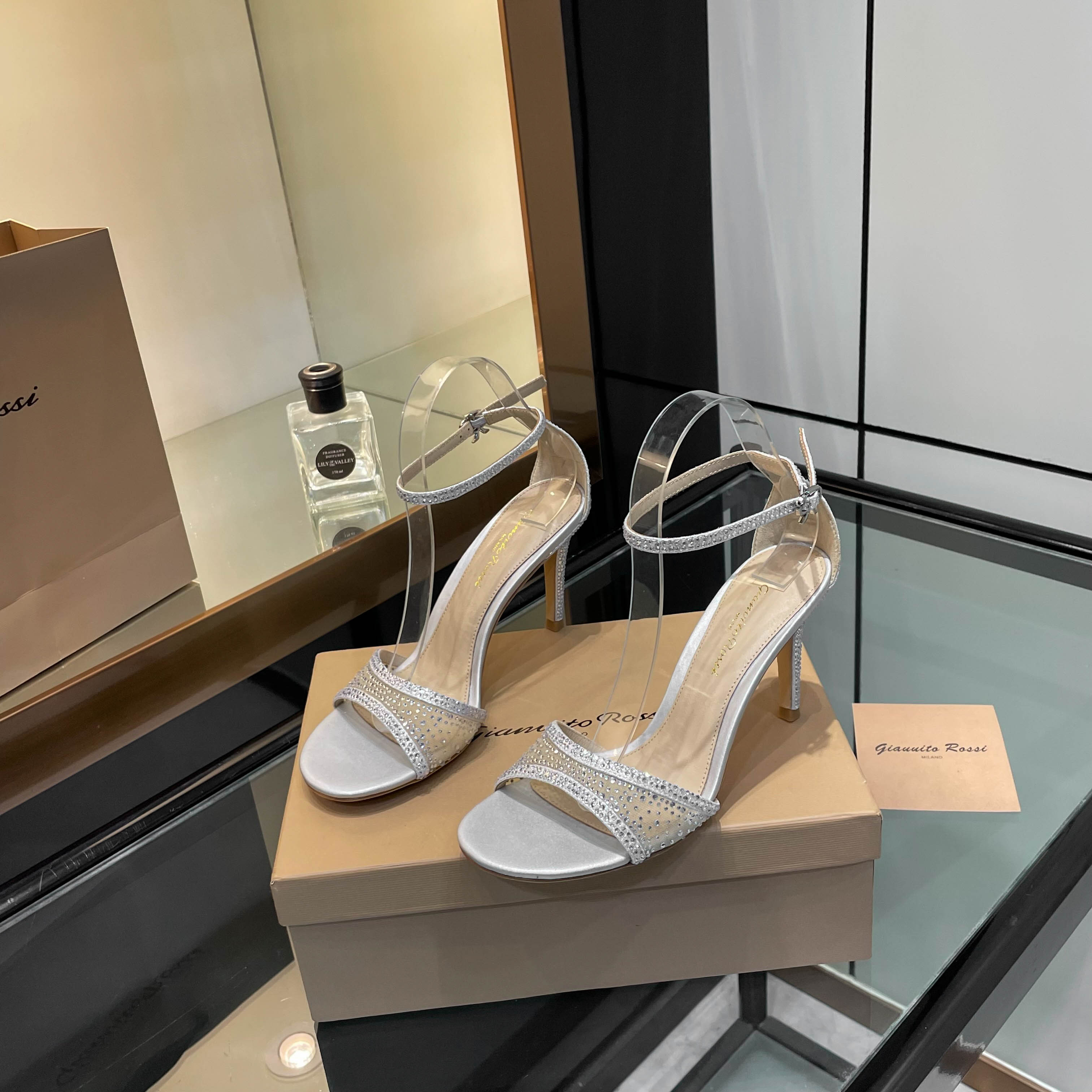 “High-Heel Sandals: Fairy Tale Design, Glamorous Water, and Luxury – Full Package Included” - 图片 9