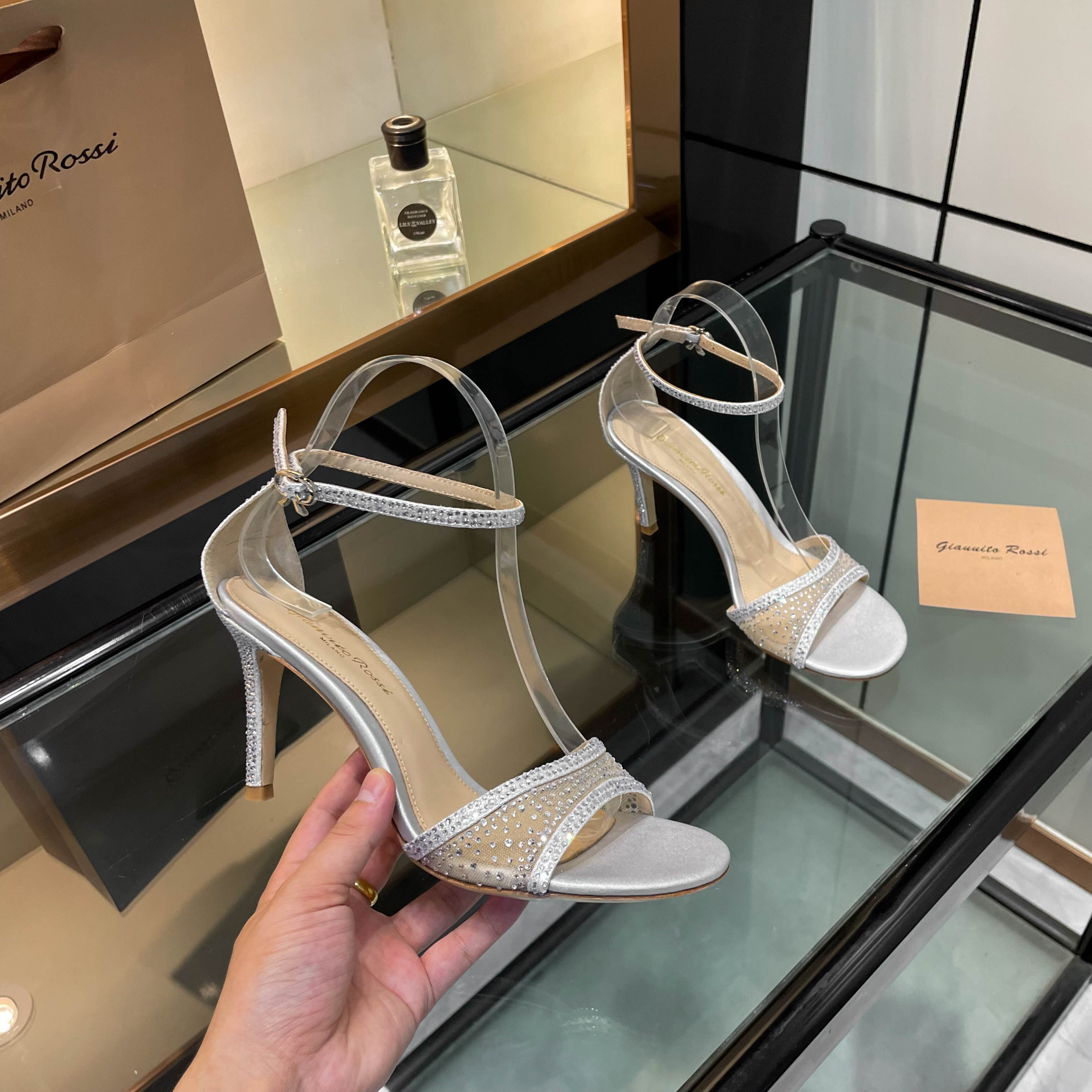 “High-Heel Sandals: Fairy Tale Design, Glamorous Water, and Luxury – Full Package Included”