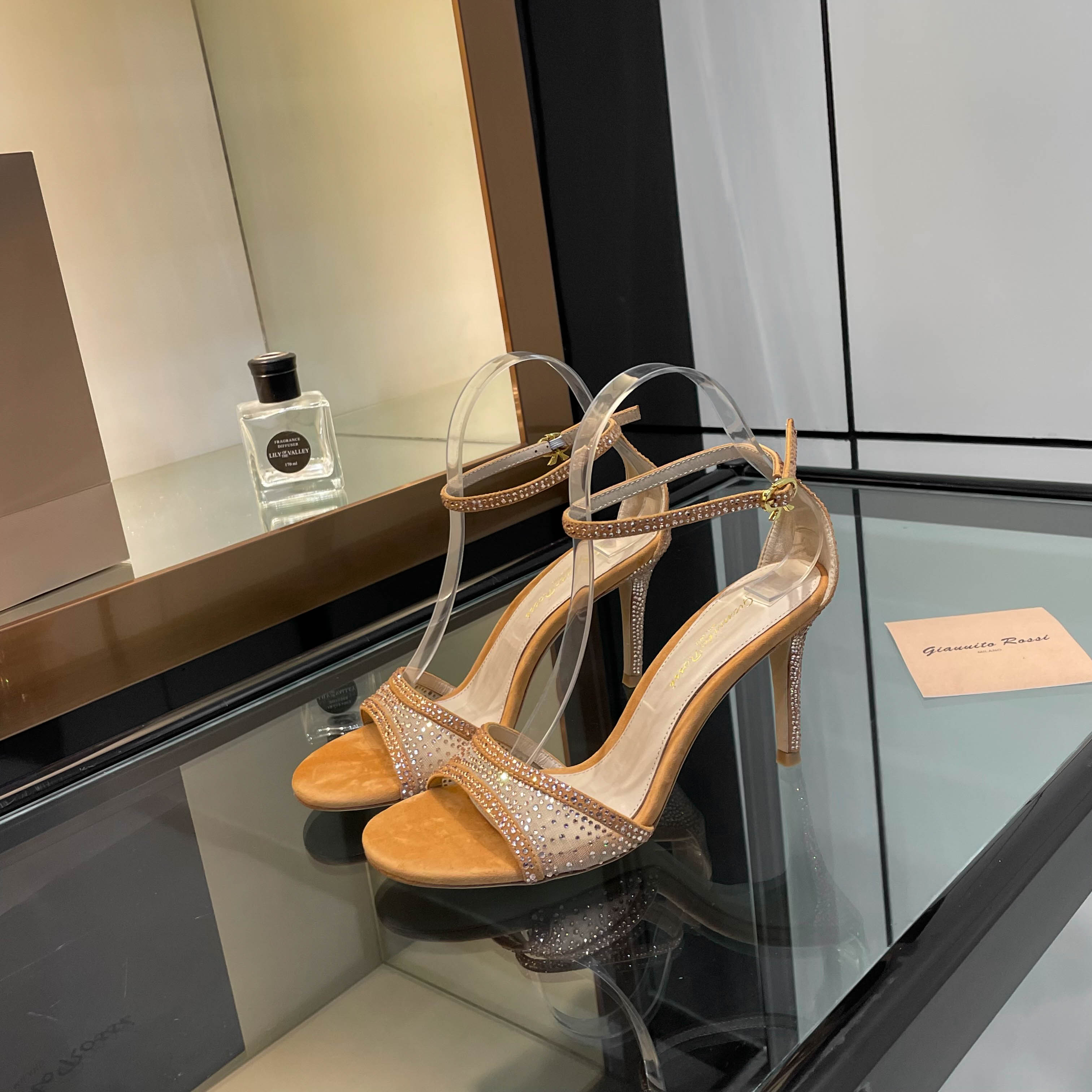 Title: “High-Heel Fairy Tale Sandals by Zhushwarocchi – Luxurious Design with Starry Glamour” Summary: Zhushwarocchi’s high-heel sandals offer - 图片 7