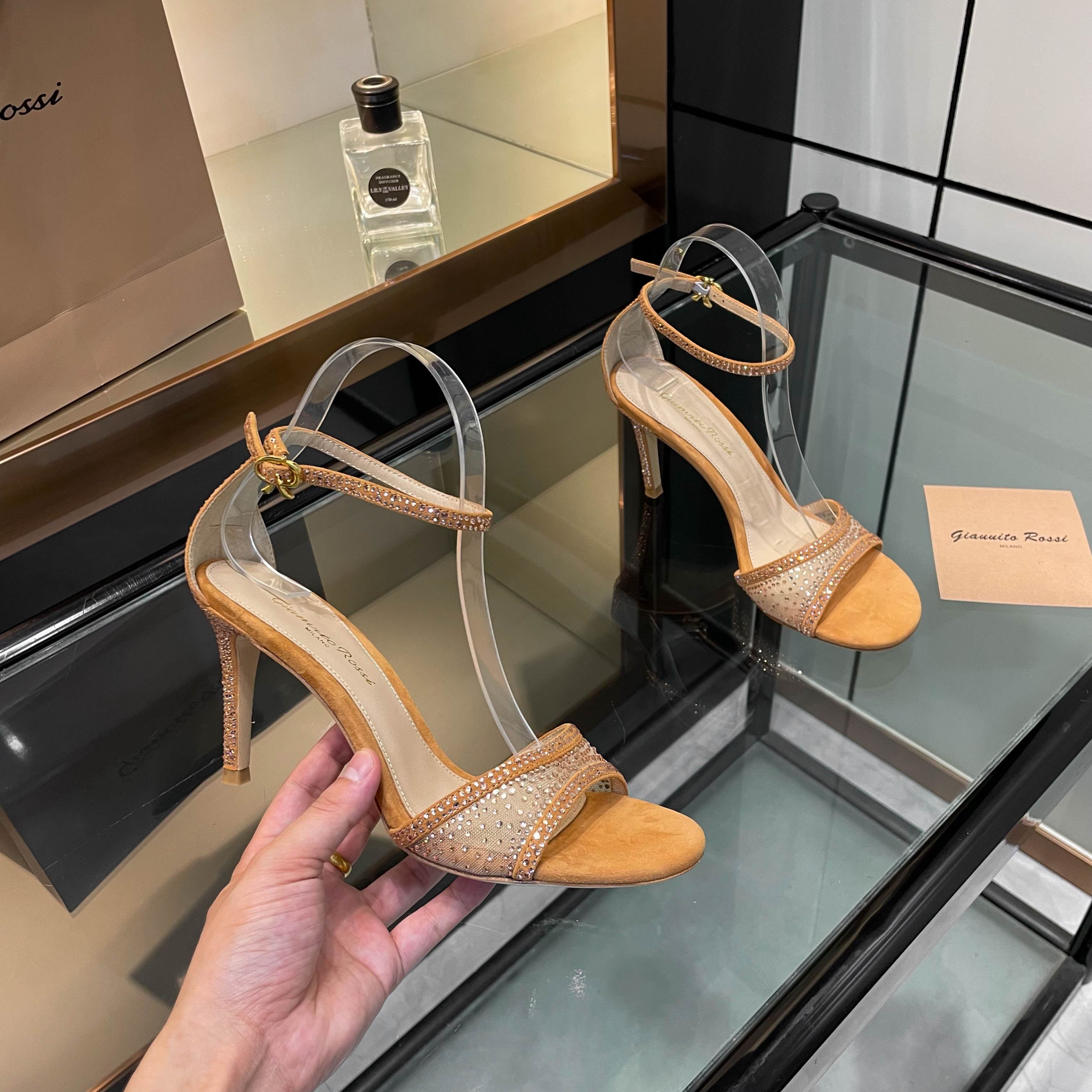 Title: “High-Heel Fairy Tale Sandals by Zhushwarocchi – Luxurious Design with Starry Glamour” Summary: Zhushwarocchi’s high-heel sandals offer