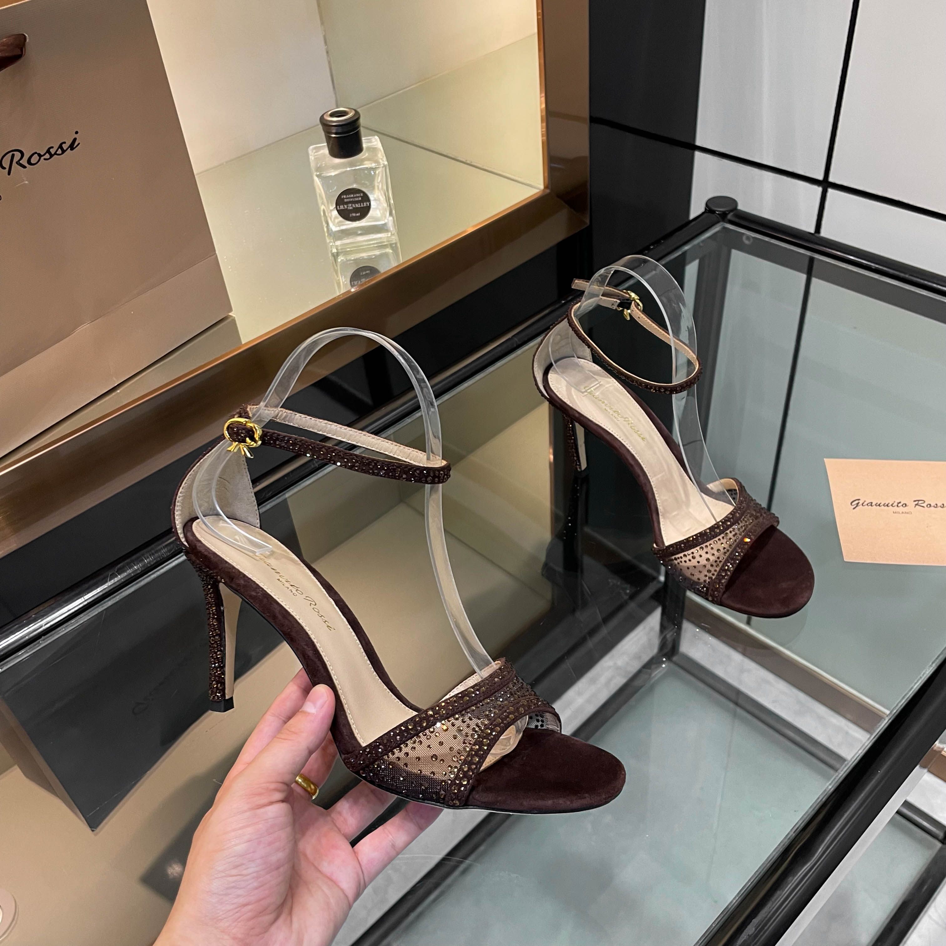 “High-Heel Sandals: Fairy Tale Glamour with Pointy Design for Grace and Luxury”