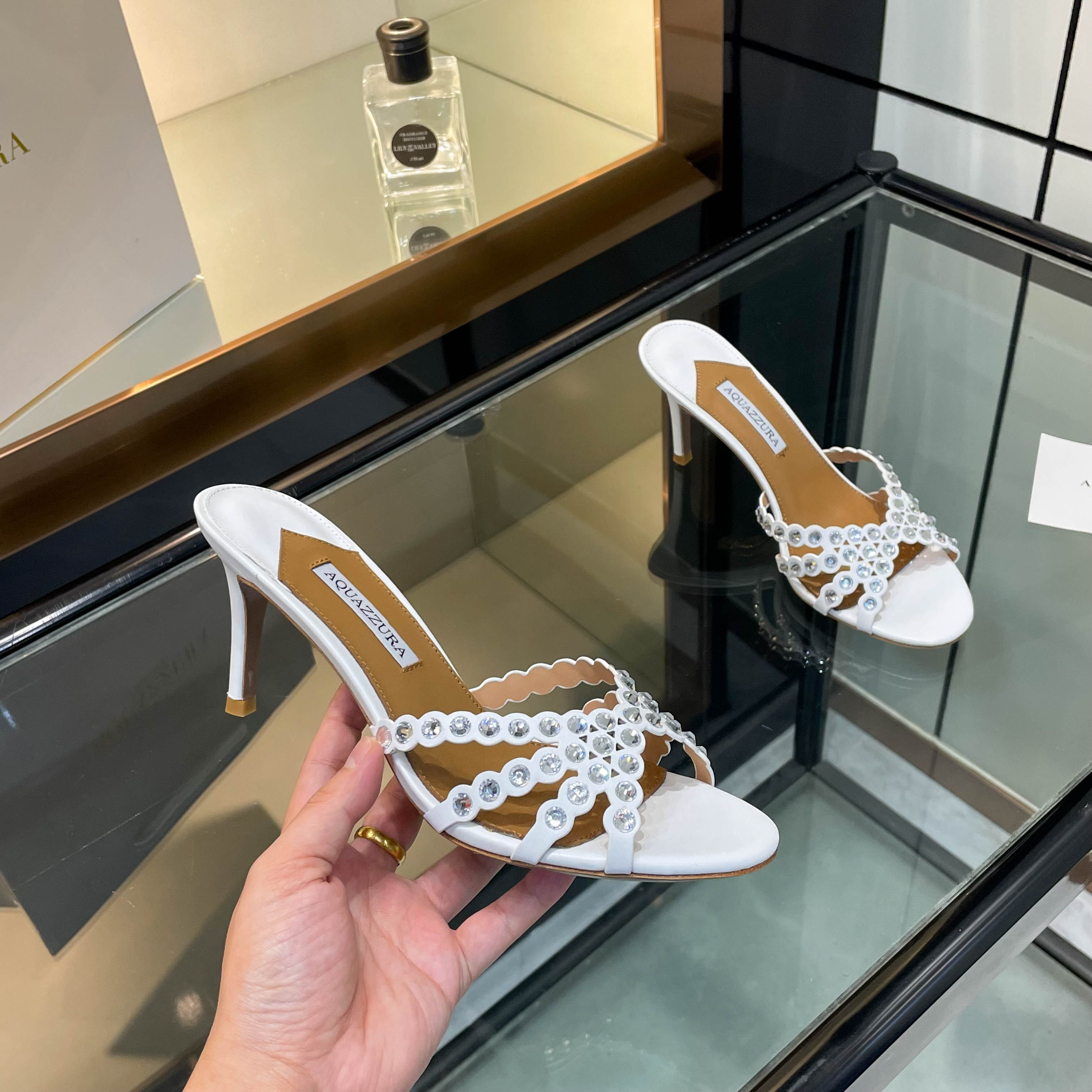 NO:815241,[Aquazzura] 2025 new slippers, classic version upgraded, purchasing quality!  !  !  Original development!  !  !  This pair of Swarovski rhinestone strips paired with 7.5 low-heeled slippers is simply my favorite. The 7.5 low heel provides stable support and is extremely comfortable when walking. The rhinestones are dazzling, like a dazzling galaxy. The height of the low heel is just right, maintaining elegance without tiring the feet. Put it on, every step seems to shine, and your mood will brighten. 2506-1 _______________________ * Full package. *  Upper original custom fabric * Lining sheepskin * Sole Italian leather outsole * Heel height 7.5cm * Size: 35-43 (40 41 42 43 customized non-returnable) *, high heels slippers, high heels, slippers, sheepskin, Leather soles19860909【Aquazzura】2025新款拖鞋  经典版升级 代购品质！！！ 原版开发！！！ 这双施华洛奇水钻条面搭配7.5低跟拖鞋,简直是我的心头挚爱.7.5低跟给予稳定的支撑,行走间舒适无比.水钻面璀璨夺目,好似璀璨星河.低跟的高度恰到好处,既保持了优雅又不累脚.穿上它,每一步都仿佛在闪耀着光芒,心情也跟着明亮起来.2506-1 _____________________________ * 全套包装. * 鞋面原版定制面料 * 衬里 羊皮 * 鞋底 意大利真皮大底 * 跟高 7.5cm * 码数: 35－43（40 41 42 43定做不退换） *,高跟鞋拖鞋,high heels,slippers,sheepskin,Leather soles,Women's Shoes