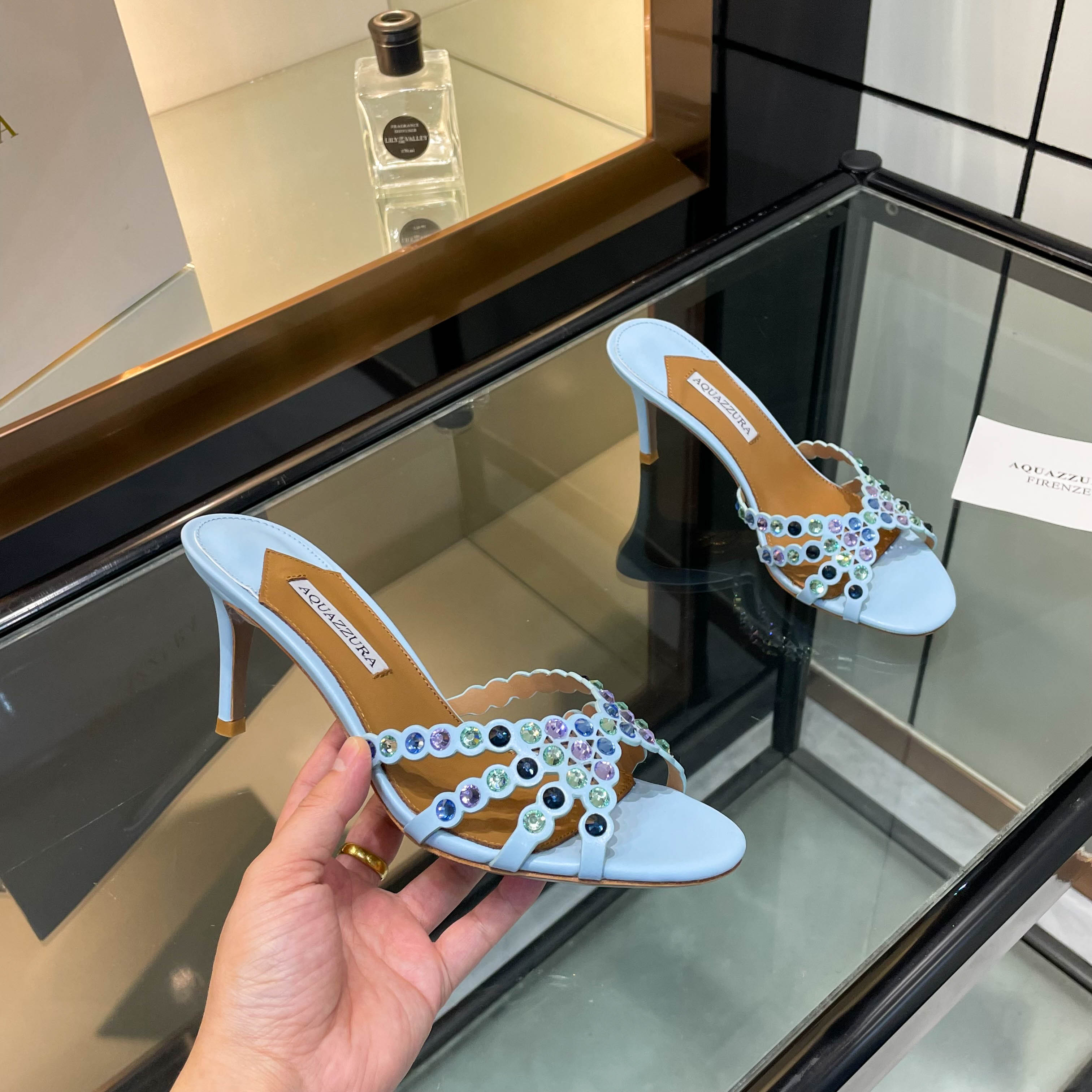 NO:787119,[Aquazzura] 2026 new color slippers, classic version upgraded, purchasing quality!  !  !  Original development!  !  !  This pair of Swarovski rhinestone strips paired with 7.5 low-heeled slippers is simply my favorite. The 7.5 low heel provides stable support and is extremely comfortable when walking. The rhinestones are dazzling, like a dazzling galaxy. The height of the low heel is just right, maintaining elegance without tiring the feet. Put it on, every step seems to shine, and your mood will brighten. 2506-1 _______________________ * Full package. *  Upper original custom fabric * Lining sheepskin * Sole Italian leather outsole * Heel height 7.5cm * Size: 35-43 (40 41 42 43 customized non-refundable) *, high heels, high heels, slippers, sheepskin, Leather soles19860909【Aquazzura】2026新增颜色拖鞋  经典版升级 代购品质！！！ 原版开发！！！ 这双施华洛奇水钻条面搭配7.5低跟拖鞋,简直是我的心头挚爱.7.5低跟给予稳定的支撑,行走间舒适无比.水钻面璀璨夺目,好似璀璨星河.低跟的高度恰到好处,既保持了优雅又不累脚.穿上它,每一步都仿佛在闪耀着光芒,心情也跟着明亮起来.2506-1 _____________________________ * 全套包装. * 鞋面原版定制面料 * 衬里 羊皮 * 鞋底 意大利真皮大底 * 跟高 7.5cm * 码数: 35－43（40 41 42 43定做不退换） *,高跟鞋,high heels,slippers,sheepskin,Leather soles,Women's Shoes