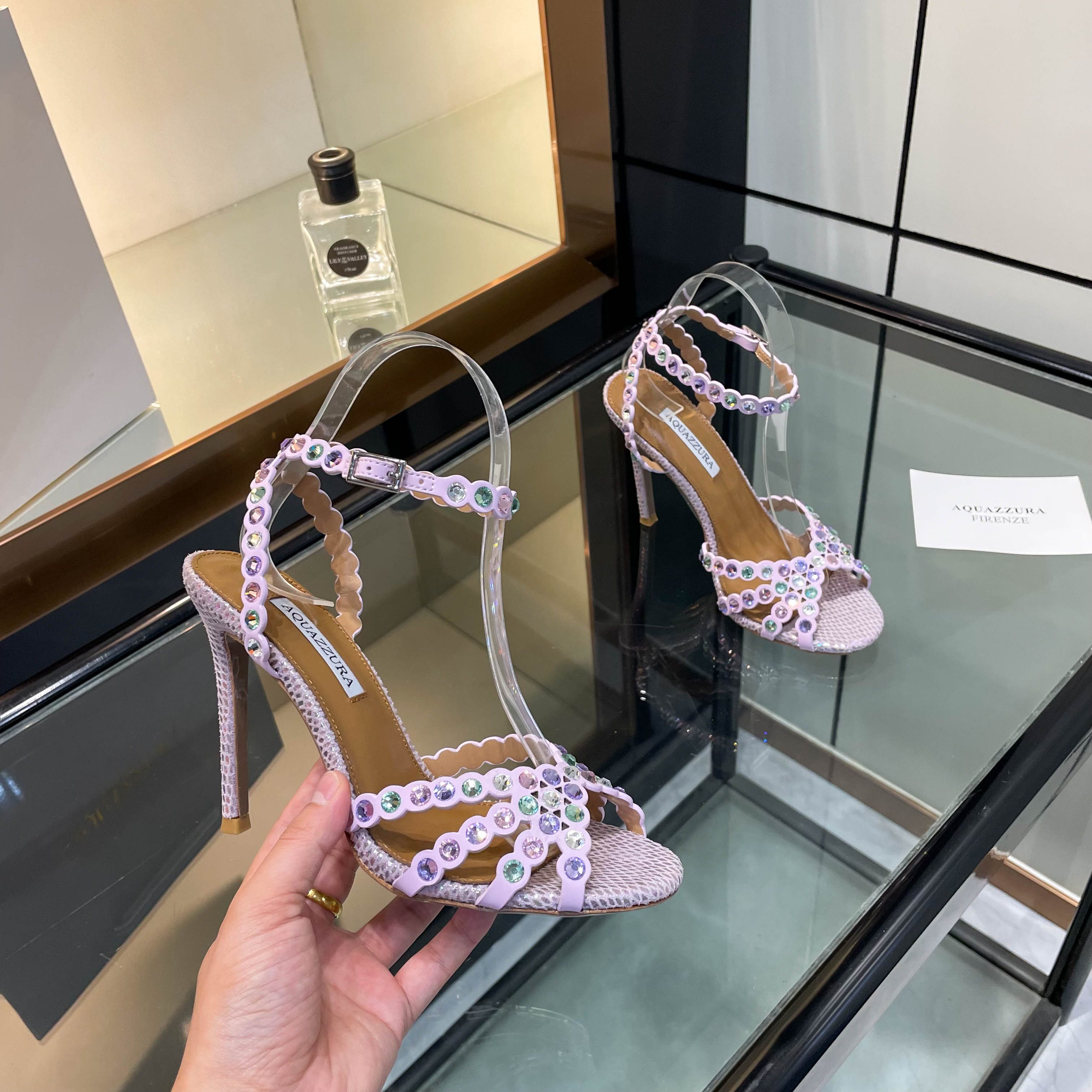 NO:815253,[Aquazzura] 2025 new slippers, upgraded classic version, purchasing quality!  !  !  Original development!  !  !  Swarovski rhinestone round-toe high-heeled sandals are like fairy shoes from a fairy tale. The Swarovski rhinestones are dazzling, like stars inlaid on them, each one exuding dreamy light. The round-toe design highlights elegance, and the high heels give a confident style. Wearing these, it feels like flowers are growing under your feet, and every step is fragrant, and you can enjoy the ultimate romance and luxury. 2273-1 _______________________ * Full package. * Original custom-made upper fabric *  Lining sheepskin * Sole Italian genuine leather outsole * Heel height 10.5cm 7.5cm (7.5 heel height is customized, please note when placing an order!!) * Size: 35-43 (40 41 42 43 customized is not returnable) *, high-heeled sandals, sandals, high heels, slippers, sheepskin, Leather soles19860909【Aquazzura】2025新款拖鞋  经典版升级款 代购品质！！！ 原版开发！！！ 施华洛奇水钻圆头高跟凉鞋,宛如从童话中走来的仙履.施华洛奇水钻璀璨耀眼,如同繁星点点镶嵌其上,每一颗都散发着梦幻的光芒.圆头设计凸显优雅,高跟赋予自信风采.穿上它,仿佛脚下生花,步步生香,尽享极致的浪漫与奢.2273-1 _____________________________ * 全套包装. * 鞋面原版定制面料 * 衬里 羊皮 * 鞋底 意大利真皮大底 * 跟高 10.5cm 7.5cm(7.5跟高定做,下单需备注！！） * 码数: 35－43（40 41 42 43定做不退换） *,高跟鞋凉鞋,sandals,high heels,slippers,sheepskin,Leather soles,Women's Shoes