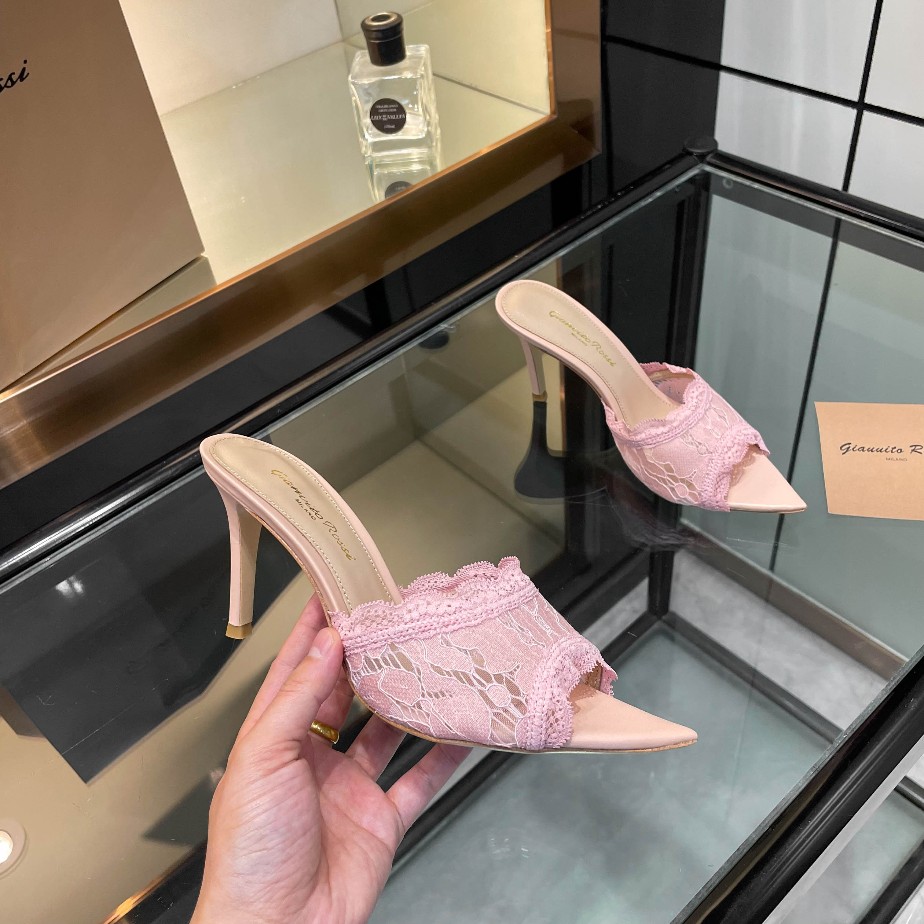 NO:787060,gianvito rossi 2026 new slippers top version purchasing quality  Pointed lace high-heeled slippers are a popular item in the spring and summer of 2025. They combine the exquisiteness of lace with the lazy fashion of high-heeled slippers. They are suitable for wearing in many scenarios such as dating, work, parties, etc. The pointed high-heeled toe shows elegance, and the empty back style reveals a touch of playfulness. Wearing these, every step is like blooming gorgeously on the stage and becoming the focus of everyone's attention. 2305-19 _______________________ * Full set of packaging. * Original custom mesh/sheepskin upper *  Foot pads Sheepskin * Sole Italian genuine leather outsole * Heel height 8.5cm (default 8.5, please note when ordering, 10.5cm 5.5cm can be customized) * Size: 35-43 (40 41 42 43 customized non-returnable) * High heels, high heels, slippers, sheepskin, Leather soles19860909gianvito rossi 2026新款拖鞋 顶级版本 代购品质 尖头蕾丝花边高跟拖鞋是2025年春夏热门单品,融合蕾丝精致感与高跟拖鞋的慵懒时髦,适合约会、职场、派对等多场景穿着.高跟尖头展现出优雅气质,后空款式则透着一丝俏皮.穿上它,每一步都像是在舞台上华丽绽放,成为众人瞩目的焦点.2305-19 _____________________________ * 全套包装. * 鞋面原版定制网/羊皮 * 垫脚 羊皮 * 鞋底 意大利真皮大底 * 跟高 8.5cm（默认8.5下单需备注,可定做10.5cm 5.5cm） * 码数:35－43（40 41 42 43定做不退换） *,高跟鞋,high heels,slippers,sheepskin,Leather soles,Women's Shoes