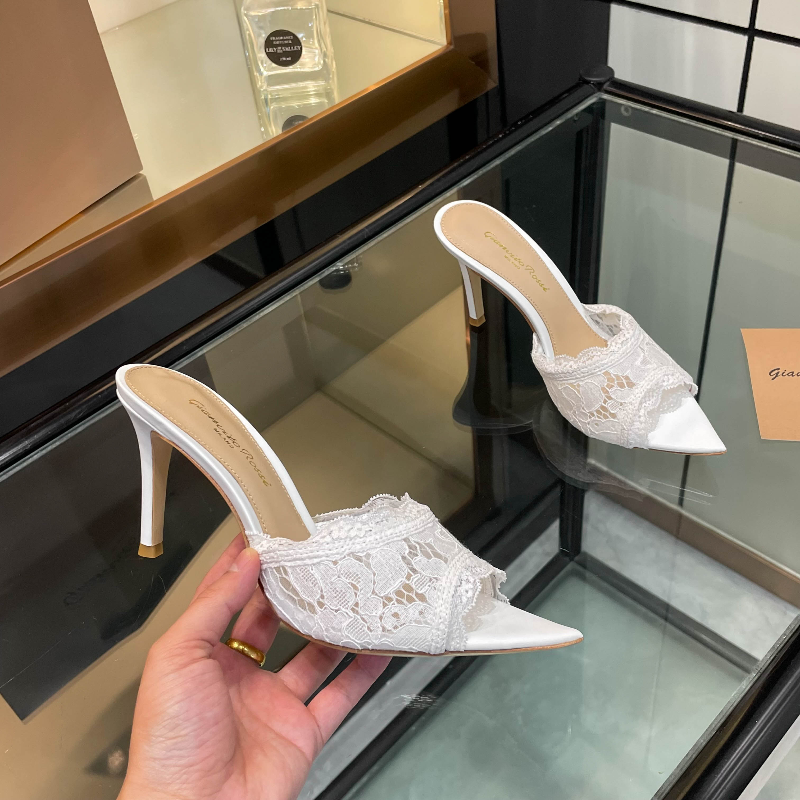 NO:787063,gianvito rossi 2026 new slippers top version purchasing quality  Pointed lace high-heeled slippers are a popular item in the spring and summer of 2026. They combine the exquisiteness of lace with the lazy fashion of high-heeled slippers. They are suitable for wearing in many scenarios such as dating, work, parties, etc. The pointed high-heeled toe shows elegance, and the empty back style reveals a hint of playfulness. Wearing these, every step is like blooming gorgeously on the stage and becoming the focus of everyone's attention. 2305-19 _______________________ * Full set of packaging. * Original custom mesh/sheepskin for uppers *  Foot pads Sheepskin * Sole Italian genuine leather outsole * Heel height 8.5cm (default 8.5, please note when ordering, 10.5cm 5.5cm can be customized) * Size: 35-43 (40 41 42 43 customized non-returnable) * High heels, high heels, slippers, sheepskin, Leather soles19860909gianvito rossi 2026新款拖鞋 顶级版本 代购品质 尖头蕾丝花边高跟拖鞋是2026年春夏热门单品,融合蕾丝精致感与高跟拖鞋的慵懒时髦,适合约会、职场、派对等多场景穿着.高跟尖头展现出优雅气质,后空款式则透着一丝俏皮.穿上它,每一步都像是在舞台上华丽绽放,成为众人瞩目的焦点.2305-19 _____________________________ * 全套包装. * 鞋面原版定制网/羊皮 * 垫脚 羊皮 * 鞋底 意大利真皮大底 * 跟高 8.5cm（默认8.5下单需备注,可定做10.5cm 5.5cm） * 码数:35－43（40 41 42 43定做不退换） *,高跟鞋,high heels,slippers,sheepskin,Leather soles,Women's Shoes