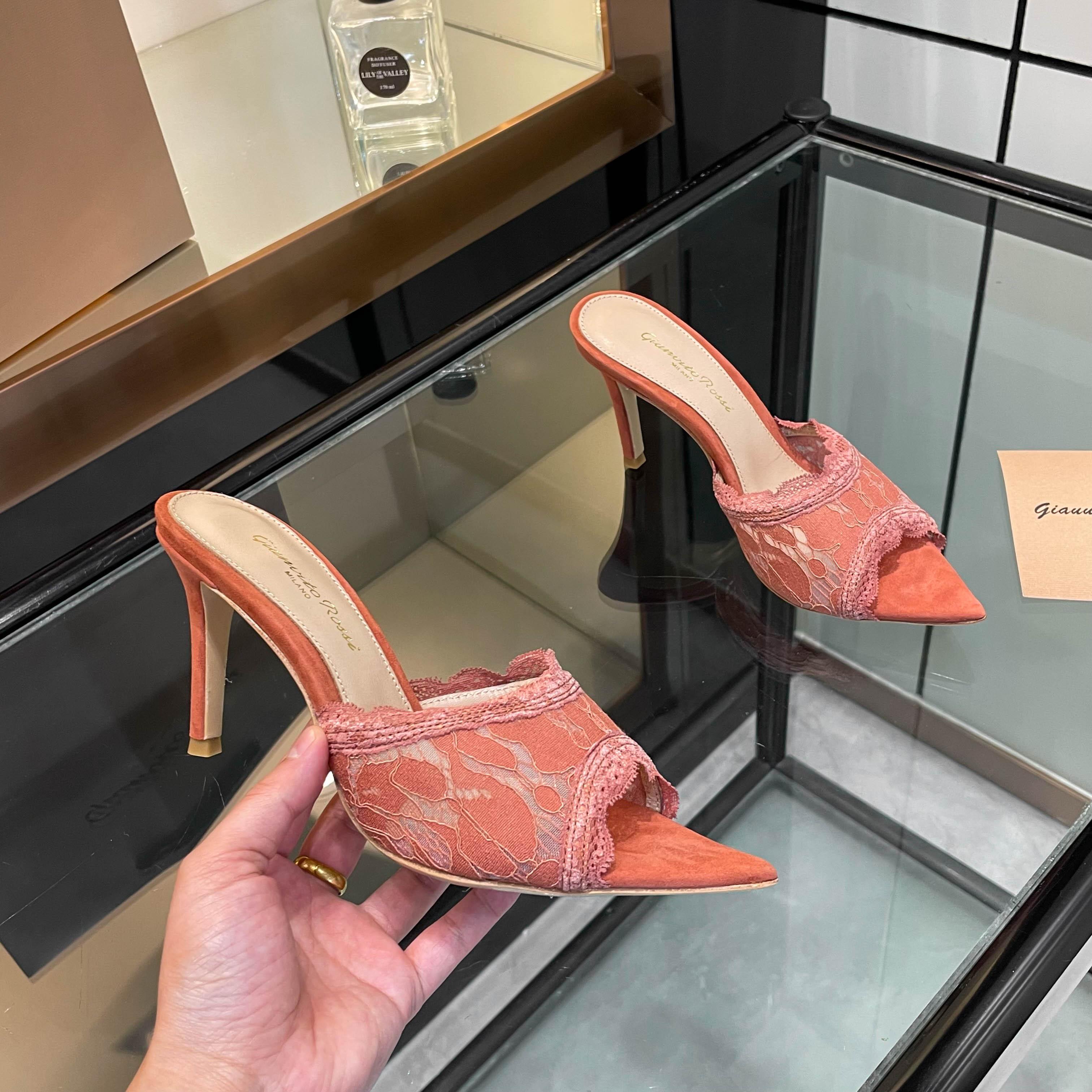 NO:787066,gianvito rossi 2026 new slippers top version purchasing quality  尖头蕾丝花边高跟拖鞋是2026年年春夏热门单品,融合蕾丝精致感与高跟拖鞋的慵懒时髦,适合约会、职场、派对等多场景穿着.高跟尖头展现出优雅气质,后空款式则透着一丝俏皮.穿上它,每一步都像是在舞台上华丽绽放,成为众人瞩目的焦点.2305-19 _____________________________ * 全套包装. * 鞋面原版定制网/羊皮  * 垫脚 羊皮 * 鞋底 意大利真皮大底 * 跟高 8.5cm（默认8.5下单需备注,可定做10.5cm 5.5cm） * 码数:35－43（40 41 42 43定做不退换） *,高跟鞋,high heels,slippers,sheepskin,Leather soles19860909gianvito rossi 2026新款拖鞋 顶级版本 代购品质 尖头蕾丝花边高跟拖鞋是2026年年春夏热门单品,融合蕾丝精致感与高跟拖鞋的慵懒时髦,适合约会、职场、派对等多场景穿着.高跟尖头展现出优雅气质,后空款式则透着一丝俏皮.穿上它,每一步都像是在舞台上华丽绽放,成为众人瞩目的焦点.2305-19 _____________________________ * 全套包装. * 鞋面原版定制网/羊皮 * 垫脚 羊皮 * 鞋底 意大利真皮大底 * 跟高 8.5cm（默认8.5下单需备注,可定做10.5cm 5.5cm） * 码数:35－43（40 41 42 43定做不退换） *,高跟鞋,high heels,slippers,sheepskin,Leather soles,Women's Shoes