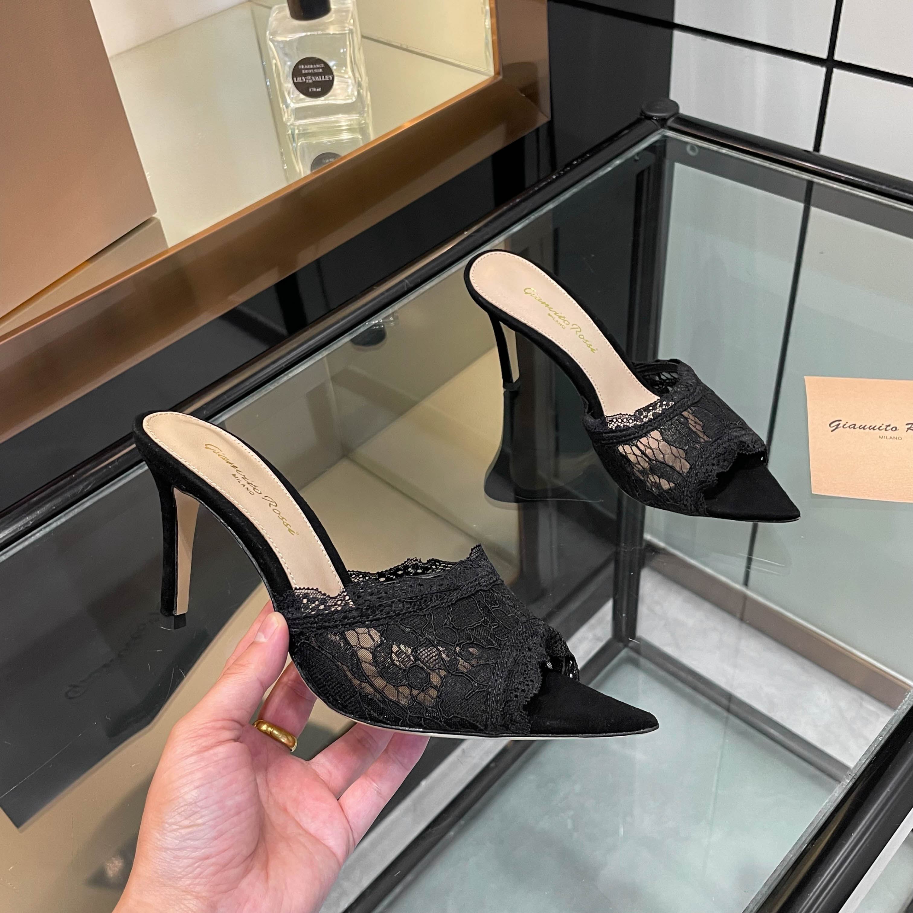 NO:787069,gianvito rossi 2026 new slippers top version purchasing quality  Pointed lace high-heeled slippers are a popular item in the spring and summer of 2026. They combine the exquisiteness of lace with the lazy fashion of high-heeled slippers. They are suitable for wearing in many scenarios such as dating, work, parties, etc. The pointed high-heeled toe shows elegance, and the empty back style reveals a hint of playfulness. Wearing these, every step is like blooming gorgeously on the stage and becoming the focus of everyone's attention. 2305-19 _______________________ * Full set of packaging. * Original custom mesh/sheepskin for uppers *  Foot pads Sheepskin * Sole Italian genuine leather outsole * Heel height 8.5cm (default 8.5, please note when ordering, 10.5cm 5.5cm can be customized) * Size: 35-43 (40 41 42 43 customized non-returnable) * High heels, high heels, slippers, sheepskin, Leather soles19860909gianvito rossi 2026新款拖鞋 顶级版本 代购品质 尖头蕾丝花边高跟拖鞋是2026年春夏热门单品,融合蕾丝精致感与高跟拖鞋的慵懒时髦,适合约会、职场、派对等多场景穿着.高跟尖头展现出优雅气质,后空款式则透着一丝俏皮.穿上它,每一步都像是在舞台上华丽绽放,成为众人瞩目的焦点.2305-19 _____________________________ * 全套包装. * 鞋面原版定制网/羊皮 * 垫脚 羊皮 * 鞋底 意大利真皮大底 * 跟高 8.5cm（默认8.5下单需备注,可定做10.5cm 5.5cm） * 码数:35－43（40 41 42 43定做不退换） *,高跟鞋,high heels,slippers,sheepskin,Leather soles,Women's Shoes
