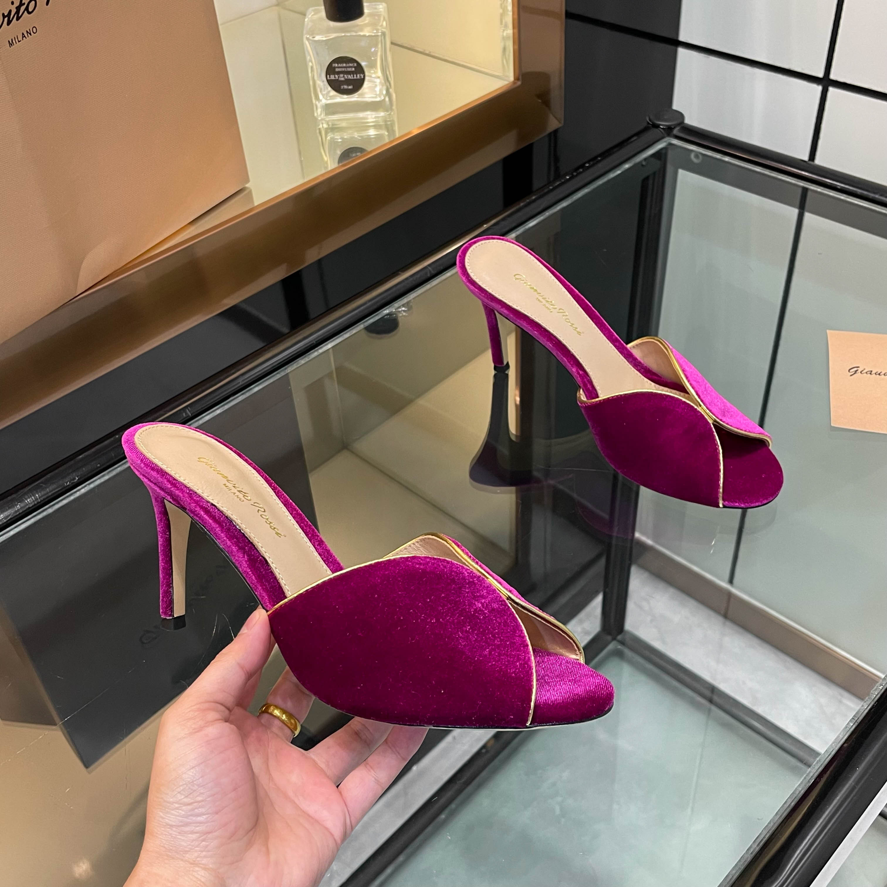 NO:787081,gianvito rossi 2026 new slippers top version!  Purchasing quality!  High-heeled velvet slippers are a kind of footwear that is both fashionable and comfortable. High-grade velvet is paired with mid-heeled slippers, which not only show elegance but also have a certain sense of comfort. The round-toe design highlights elegance, and the high heels give a confident style. Wearing them, it feels like flowers are blooming under your feet, and you can enjoy the ultimate romance and luxury. 2312-4 Original mold opening Top version ______________________ * Full set of packaging. * Original custom-made sheepskin/Swarovski diamond on the upper * Foot pads  Sheepskin * Sole Italian genuine leather outsole * Heel height 8.5cm 5.5 two heights (5.5 customization is non-returnable! Please note the height when placing an order, if not, the default heel height is 8.5) * Size: 35-43 (40 41 42 43 customization is non-refundable) *, high heels, high heels, slippers, sheepskin, Leather soles19860909gianvito rossi 2026 新款拖鞋 顶级版本！ 代购品质！高跟丝绒拖鞋是一种兼具时尚与舒适的鞋履,高档丝绒为搭配中跟拖鞋,既显优雅气质,又带有一定的舒适感.圆头设计凸显优雅,高跟赋予自信风采.穿上它,仿佛脚下生花,步步生香,尽享极致的浪漫与奢.2312-4  原版开模 顶级版本 _____________________________ * 全套包装. * 鞋面原版定制羊皮/施华洛奇钻 * 垫脚 羊皮 * 鞋底 意大利真皮大底 * 跟高 8.5cm5.5两种高度（5.5定做不退换！下单需备注高度,没备注默认8.5跟高） * 码数:35－43（40 41 42 43定做不退换） *,高跟鞋,high heels,slippers,sheepskin,Leather soles,Women's Shoes