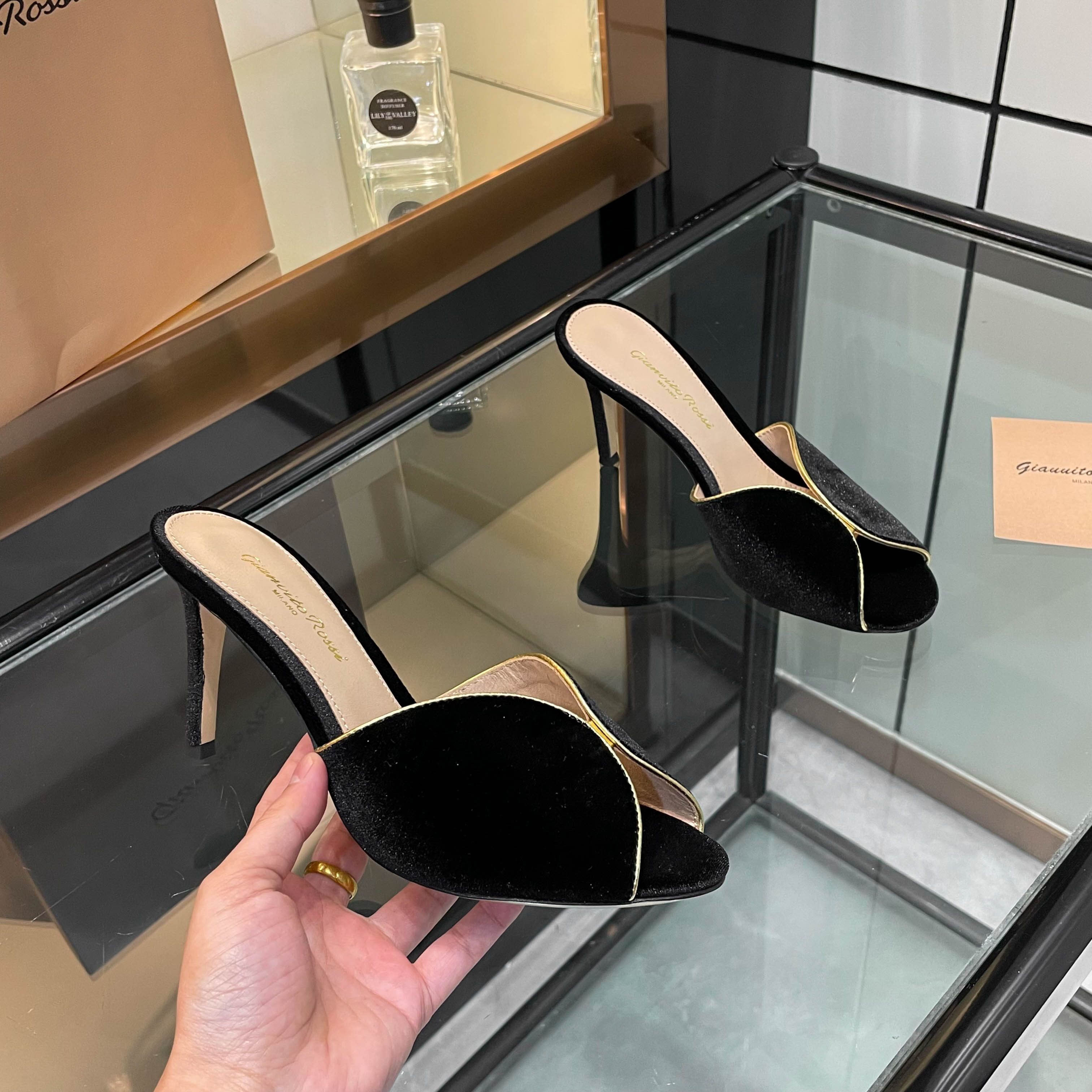 NO:787078,gianvito rossi 2026 new slippers top version!  Purchasing quality!  High-heeled velvet slippers are a kind of footwear that is both fashionable and comfortable. High-grade velvet is paired with mid-heeled slippers, which not only show elegance but also have a certain sense of comfort. The round-toe design highlights elegance, and the high heels give a confident style. Wearing them, it feels like flowers are blooming under your feet, and you can enjoy the ultimate romance and luxury. 2312-4 Original mold opening Top version ______________________ * Full set of packaging. * Original custom-made sheepskin/Swarovski diamond on the upper * Foot pads  Sheepskin * Sole Italian genuine leather outsole * Heel height 8.5cm 5.5 two heights (5.5 customization is non-returnable! Please note the height when placing an order, if not, the default heel height is 8.5) * Size: 35-43 (40 41 42 43 customization is non-refundable) *, high heels, high heels, slippers, sheepskin, Leather soles19860909gianvito rossi 2026新款拖鞋 顶级版本！ 代购品质！高跟丝绒拖鞋是一种兼具时尚与舒适的鞋履,高档丝绒为搭配中跟拖鞋,既显优雅气质,又带有一定的舒适感.圆头设计凸显优雅,高跟赋予自信风采.穿上它,仿佛脚下生花,步步生香,尽享极致的浪漫与奢.2312-4  原版开模 顶级版本 _____________________________ * 全套包装. * 鞋面原版定制羊皮/施华洛奇钻 * 垫脚 羊皮 * 鞋底 意大利真皮大底 * 跟高 8.5cm5.5两种高度（5.5定做不退换！下单需备注高度,没备注默认8.5跟高） * 码数:35－43（40 41 42 43定做不退换） *,高跟鞋,high heels,slippers,sheepskin,Leather soles,Women's Shoes