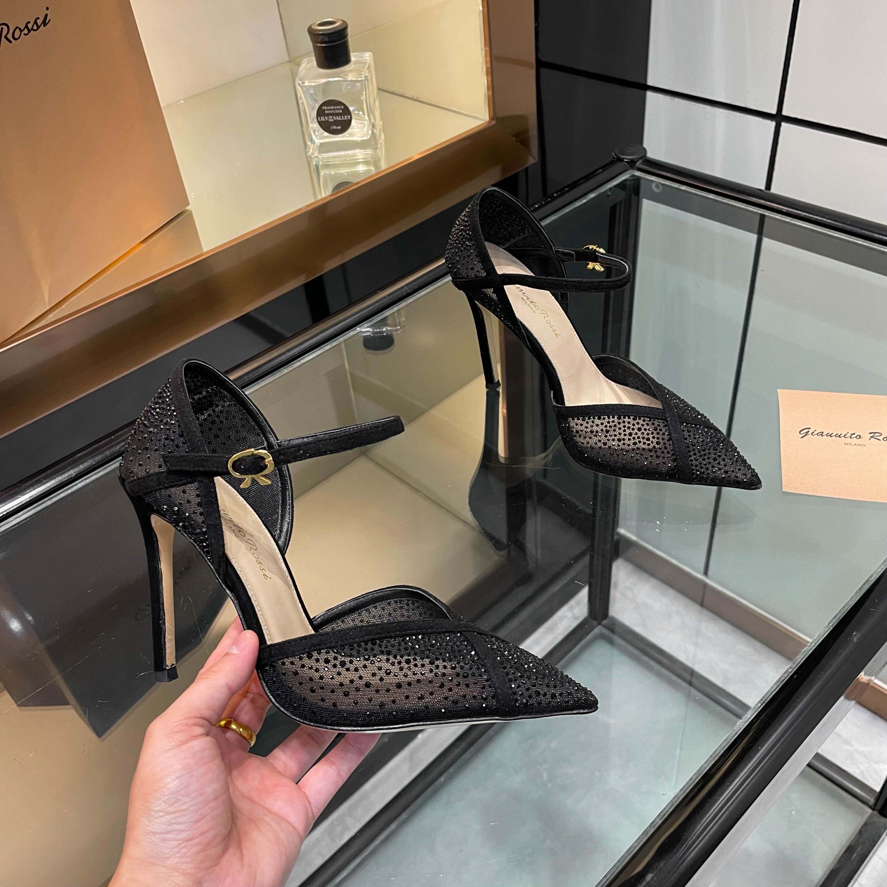 NO:787105,gianvito rossi 2025 new sandals, top version, purchasing quality. This pair of Swarovski rhinestones are paired with mesh high-heeled pointed-toe back sandals. The rhinestones shine with luxury, like stars. The mesh design has a unique charm, adding mystery and sexiness. The high-heeled pointed toe shows elegance, and the back-toe style reveals a touch of playfulness. Wearing it, every step is like blooming on the stage and becoming the focus of everyone's attention. G2365-1  ____________________________ * Full set of packaging. * Original custom mesh/sheepskin upper * Foot pads sheepskin * Sole Italian genuine leather outsole * Heel height 10.5cm 8.5 two heights (default 10.5 needs to be noted for height when placing an order) * Size: 35-43 (40 41 42 43 is custom-made and cannot be returned or exchanged) *, high heels, sandals, high heels, sheepskin, Leather soles19860909gianvito rossi 2025新款凉鞋 顶级版本 代购品质 这双施华洛奇水钻搭配网高跟尖头后空凉鞋,水钻闪耀着奢华光芒,如同繁星点点.网面设计独具韵味,增添了神秘与性感.高跟尖头展现出优雅气质,后空款式则透着一丝俏皮.穿上它,每一步都像是在舞台上华丽绽放,成为众人瞩目的焦点.G2365-1 _____________________________ * 全套包装. * 鞋面原版定制网/羊皮 * 垫脚 羊皮 * 鞋底 意大利真皮大底 * 跟高 10.5cm8.5两种种高度（默认10.5下单需备注高度） * 码数:35－43（40 41 42 43定做不退换） *,高跟鞋,sandals,high heels,sheepskin,Leather soles,Women's Shoes