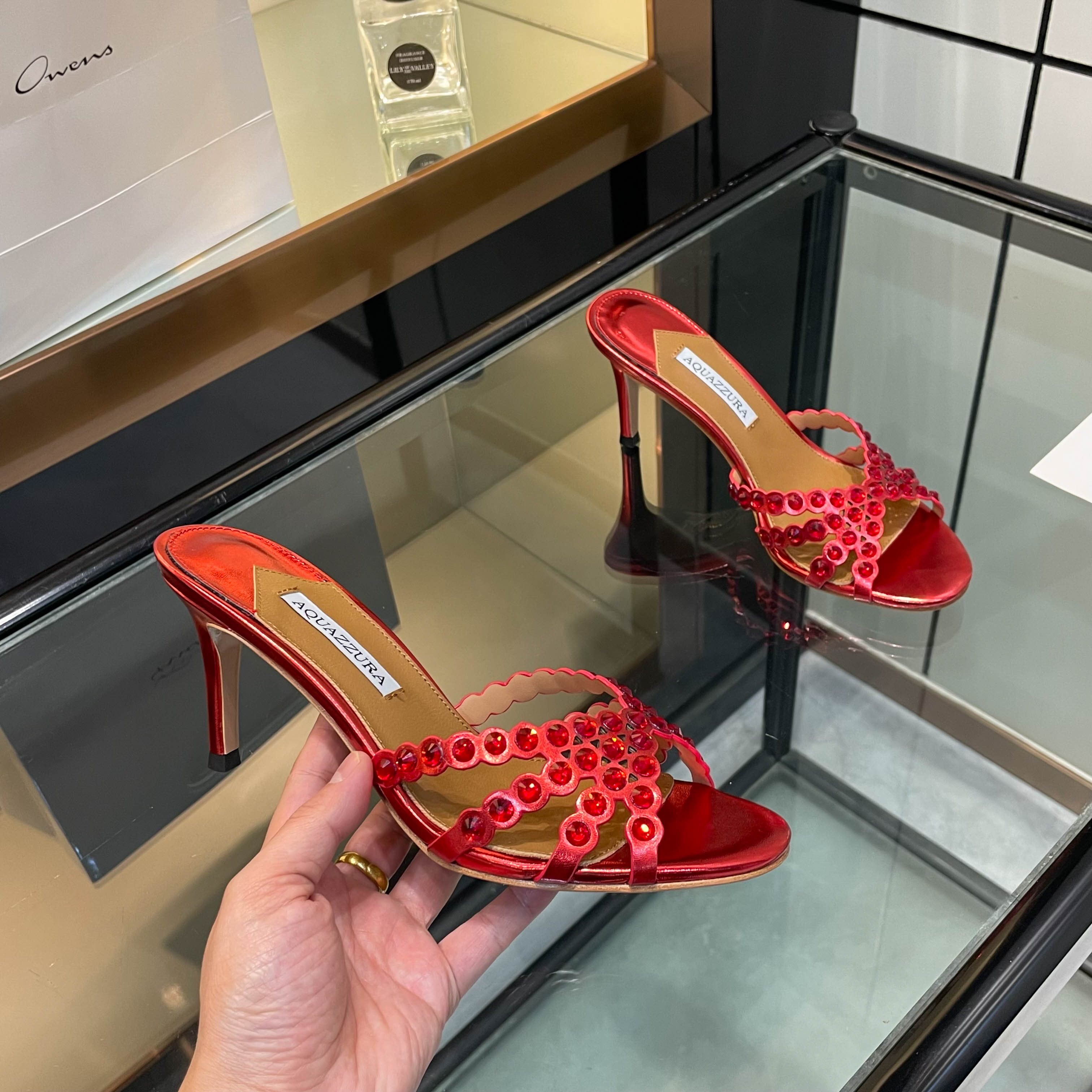 NO:922849,[Aquazzura] 2025 new slippers, classic version upgraded, purchasing quality!  !  !  Original development!  !  !  This pair of Swarovski rhinestone strips paired with 7.5 low-heeled slippers is simply my favorite. The 7.5 low heel provides stable support and is extremely comfortable when walking. The rhinestones are dazzling, like a dazzling galaxy. The height of the low heel is just right, maintaining elegance without tiring the feet. Put it on, every step seems to shine, and your mood will brighten. 2506-1 _______________________ * Full package. *  Upper original custom fabric * Lining sheepskin * Sole Italian leather outsole * Heel height 7.5cm * Size: 35-43 (40 41 42 43 customized non-returnable) *, high heels slippers, high heels, slippers, sheepskin, Leather soles19860909【Aquazzura】2025新款拖鞋  经典版升级 代购品质！！！ 原版开发！！！ 这双施华洛奇水钻条面搭配7.5低跟拖鞋,简直是我的心头挚爱.7.5低跟给予稳定的支撑,行走间舒适无比.水钻面璀璨夺目,好似璀璨星河.低跟的高度恰到好处,既保持了优雅又不累脚.穿上它,每一步都仿佛在闪耀着光芒,心情也跟着明亮起来.2506-1 _____________________________ * 全套包装. * 鞋面原版定制面料 * 衬里 羊皮 * 鞋底 意大利真皮大底 * 跟高 7.5cm * 码数: 35－43（40 41 42 43定做不退换） *,高跟鞋拖鞋,high heels,slippers,sheepskin,Leather soles,Women's Shoes