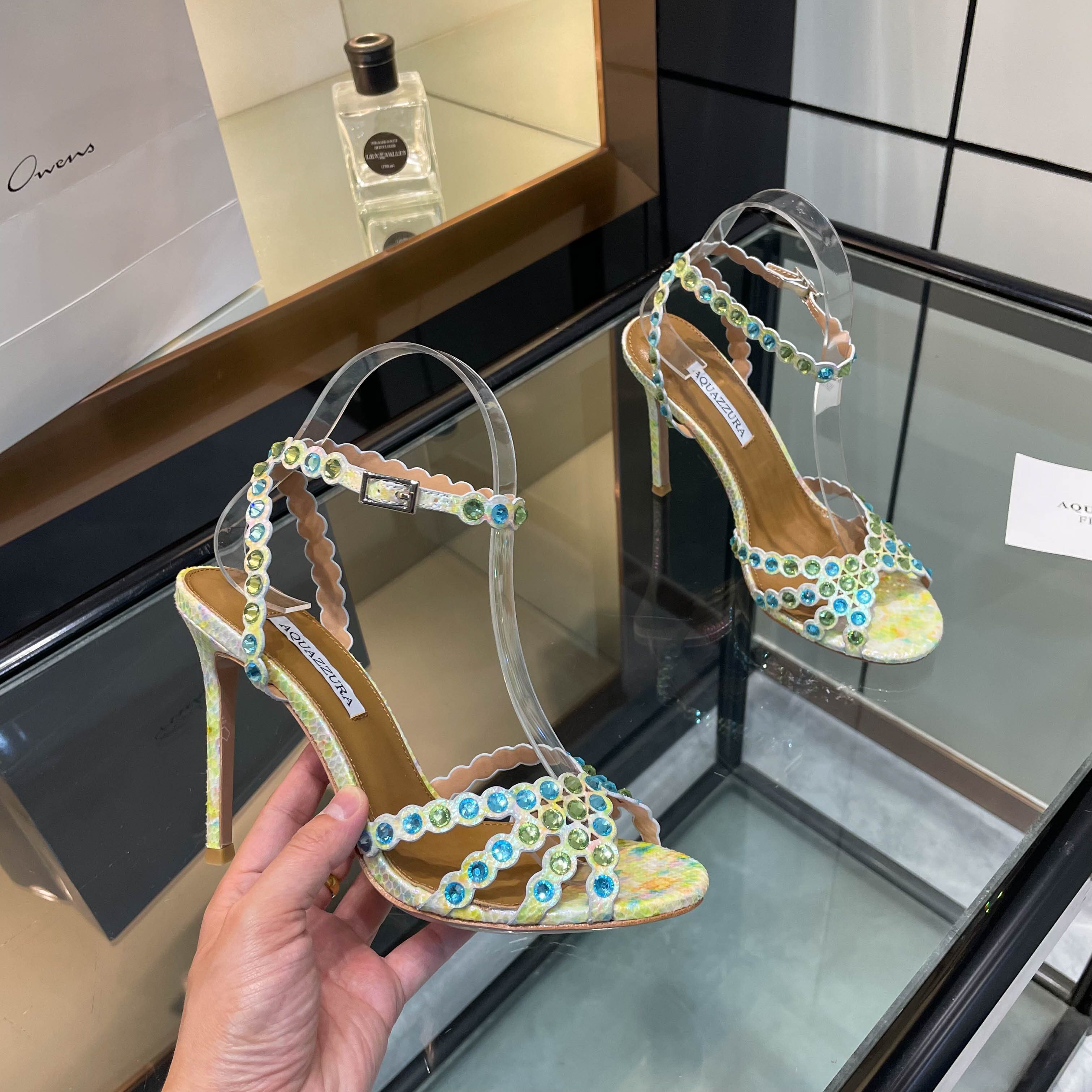 NO:787110,[Aquazzura] 2026 new colors, upgraded classic version, purchasing quality!  !  !  Original development!  !  !  Swarovski rhinestone round-toe high-heeled sandals are like fairy shoes from a fairy tale. The Swarovski rhinestones are dazzling, like stars inlaid on them, each one exuding dreamy light. The round-toe design highlights elegance, and the high heels give a confident style. Wearing these, it feels like flowers are growing under your feet, and every step is fragrant, and you can enjoy the ultimate romance and luxury. 2273-1 _______________________ * Full package. * Original custom-made upper fabric *  Lining Sheepskin * Sole Italian genuine leather outsole * Heel height 10.5cm 7.5cm (7.5 heel height is customized, please note when placing an order!!) * Size: 35-43 (40 41 42 43 customized are not returnable) * High heels, sandals, high heels, sheepskin, Leather soles19860909【Aquazzura】2026新增颜色 经典版升级款 代购品质！！！ 原版开发！！！ 施华洛奇水钻圆头高跟凉鞋,宛如从童话中走来的仙履.施华洛奇水钻璀璨耀眼,如同繁星点点镶嵌其上,每一颗都散发着梦幻的光芒.圆头设计凸显优雅,高跟赋予自信风采.穿上它,仿佛脚下生花,步步生香,尽享极致的浪漫与奢.2273-1 _____________________________ * 全套包装. * 鞋面原版定制面料 * 衬里 羊皮 * 鞋底 意大利真皮大底 * 跟高 10.5cm 7.5cm(7.5跟高定做,下单需备注！！） * 码数: 35－43（40 41 42 43定做不退换） *,高跟鞋,sandals,high heels,sheepskin,Leather soles,Women's Shoes