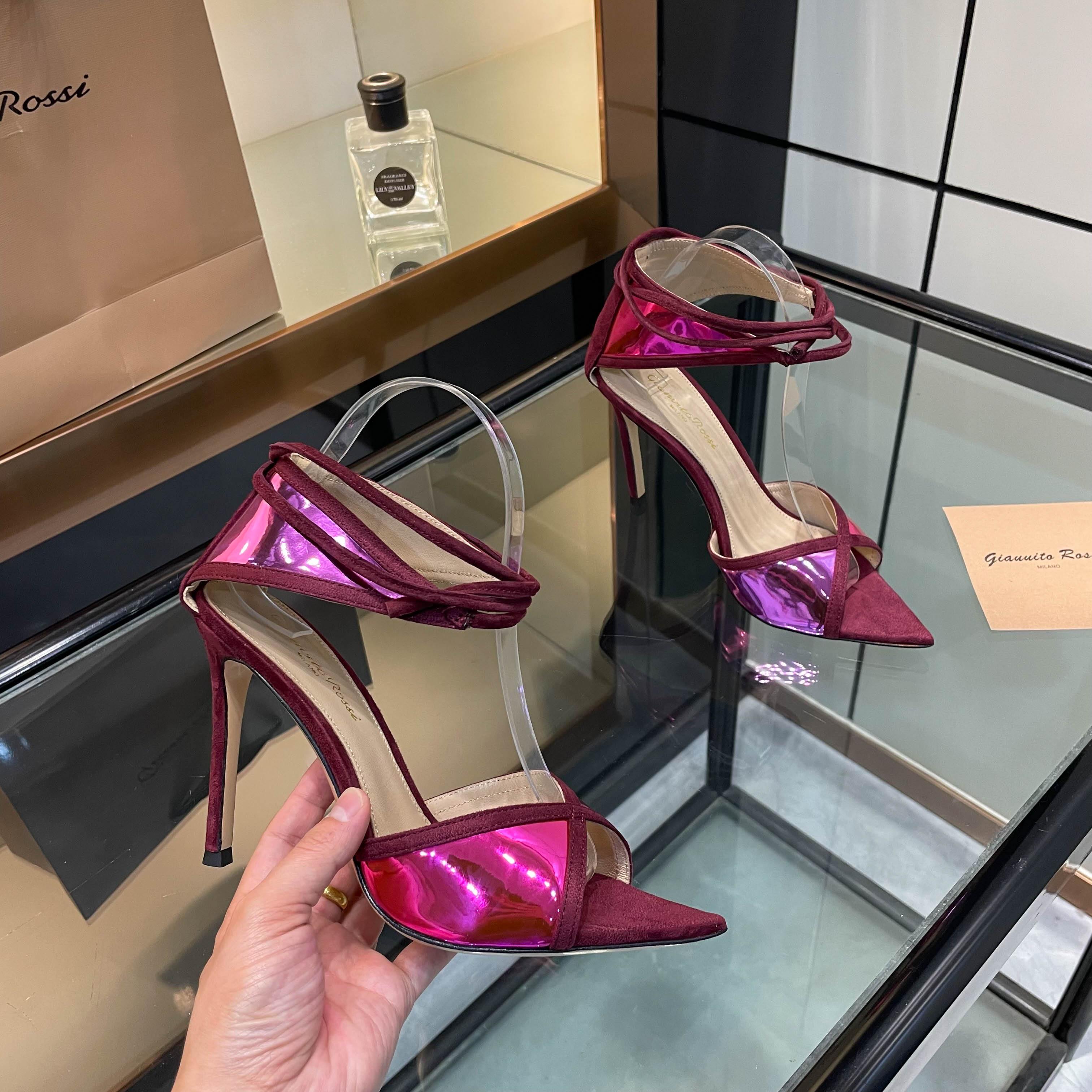 NO:787097,gianvito rossi 2026 new sandals Original development Top version Purchasing quality This pair of Yangjing high-heeled pointed-toe sandals with metallic patent leather is the shining pearl in my shoe cabinet. The mesh design has a unique charm, adding mystery and sexiness. The high-heeled pointed toe shows elegance, and the empty back style reveals a touch of playfulness. Putting it on, every step is like blooming on the stage and becoming the focus of everyone's attention. 2305-17  ____________________________ * Full set of packaging. * Original custom-made upper * Foot pads Sheepskin * Sole Italian leather outsole * Heel height 10.5cm 8.5cm Two heights (please note the height when placing an order, if not, the default is 8.5 heel height) * Size: 35-43 (35 40 41 42 43 is custom-made and cannot be returned or exchanged) *, high heels, sandals, high  heels,sheepskin,sheep,leather soles19860909gianvito rossi 2026新款凉鞋 原版开发 顶级版本 代购品质 这双羊京搭配金属漆皮高跟尖头凉鞋,是我鞋柜中的璀璨明珠.网面设计独具韵味,增添了神秘与性感.高跟尖头展现出优雅气质,后空款式则透着一丝俏皮.穿上它,每一步都像是在舞台上华丽绽放,成为众人瞩目的焦点.2305-17 _____________________________ * 全套包装. * 鞋面原版定制 * 垫脚 羊皮 * 鞋底 意大利真皮大底 * 跟高 10.5cm 8.5cm 两种高度（下单需备注高度,没备注默认8.5跟高） * 码数:35－43（35 40 41 42 43定做不退换） *,高跟鞋,sandals,high heels,sheepskin,sheep,Leather soles,Women's Shoes