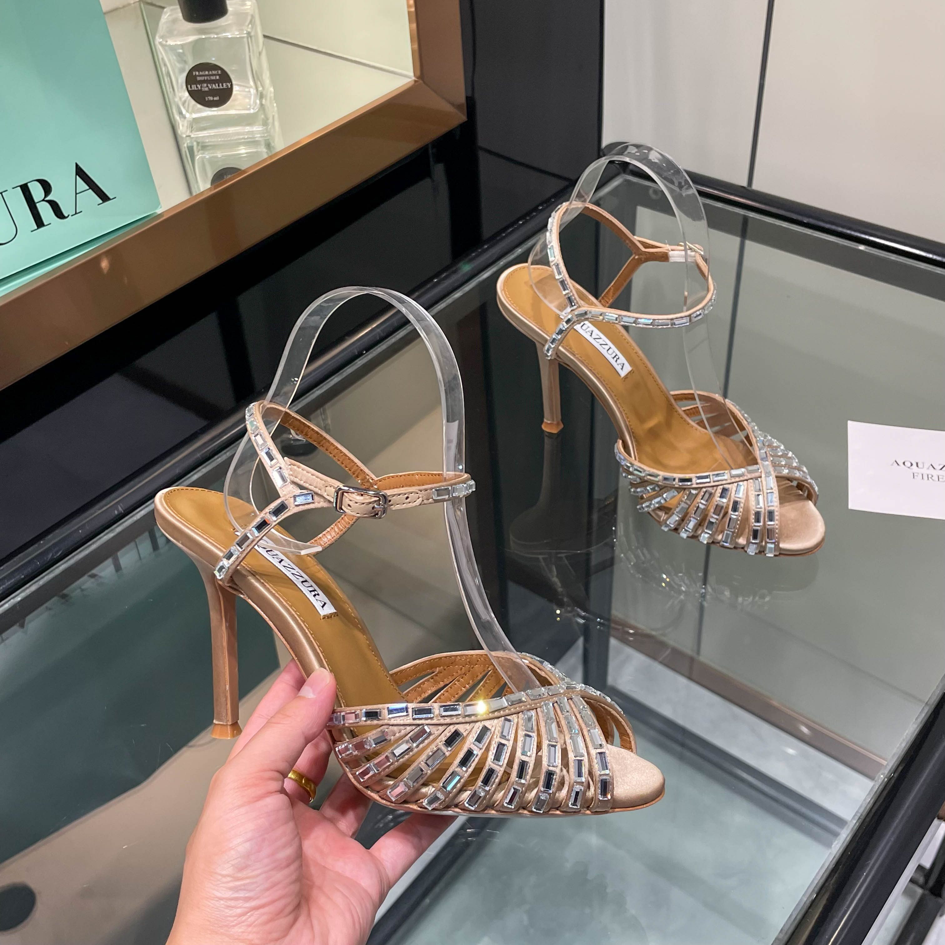 NO:787103,【Aquazzura】2026 new sandals, purchasing quality!  !  !  Original development!  !  !  Swarovski rhinestone round-toe high-heeled sandals are like fairy shoes from a fairy tale. The Swarovski rhinestones are dazzling, like stars inlaid on them, each one exuding dreamy light. The round-toe design highlights elegance, and the high heels give a confident style. Wearing these, it feels like flowers are growing under your feet, and each step is fragrant, and you can enjoy the ultimate romance and luxury. 917-1 _______________________ * Full package. * Original custom-made upper fabric *  Lining Sheepskin * Sole Italian genuine leather outsole * Heel height 10.5cm 8.5cm (8.5 heel height is customized, please note when placing an order!!) * Size: 35-43 (35 40 41 42 43 is customized and non-refundable) *, high heels, sandals, high heels, sheepskin, Leather soles19860909【Aquazzura】2026新款凉鞋  代购品质！！！ 原版开发！！！ 施华洛奇水钻圆头高跟凉鞋,宛如从童话中走来的仙履.施华洛奇水钻璀璨耀眼,如同繁星点点镶嵌其上,每一颗都散发着梦幻的光芒.圆头设计凸显优雅,高跟赋予自信风采.穿上它,仿佛脚下生花,步步生香,尽享极致的浪漫与奢.917-1 _____________________________ * 全套包装. * 鞋面原版定制面料 * 衬里 羊皮 * 鞋底 意大利真皮大底 * 跟高 10.5cm 8.5cm(8.5跟高定做,下单需备注！！） * 码数: 35－43（35 40 41 42 43定做不退换） *,高跟鞋,sandals,high heels,sheepskin,Leather soles,Women's Shoes