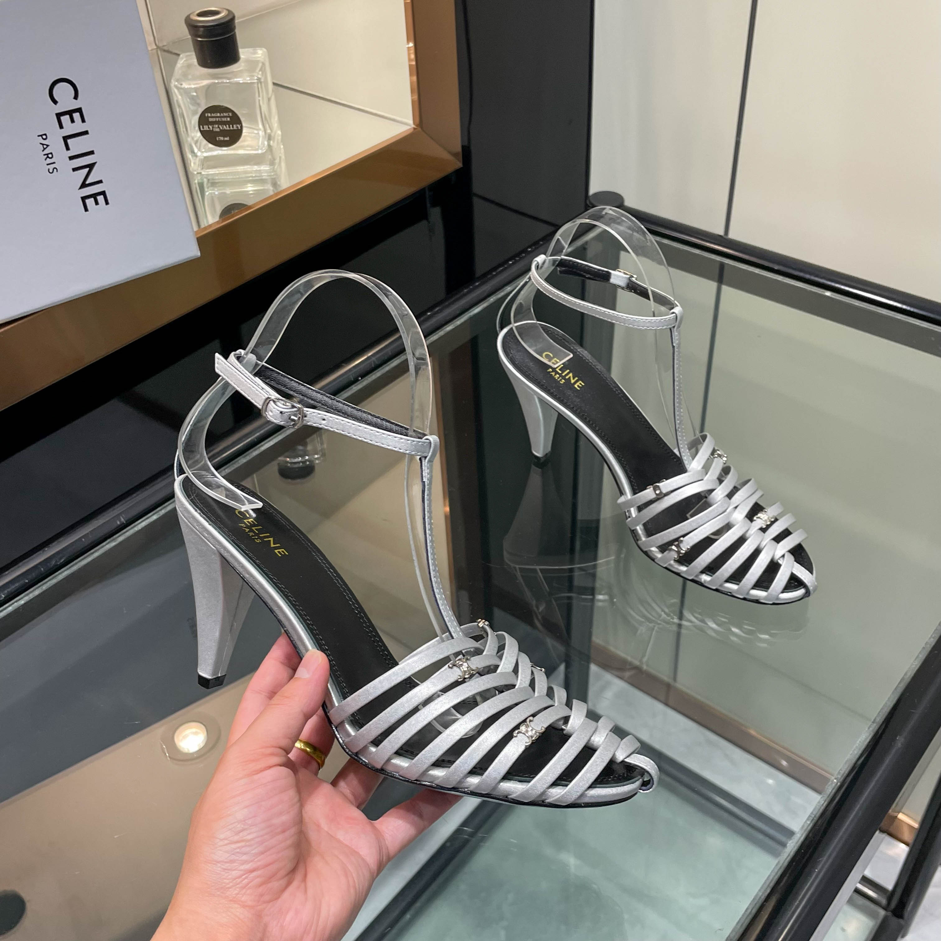 NO:922860,CELINE 2026 new sandals, purchasing quality!  !  !  Original development!  !  !  CELINE's spring and summer Roman style woven toe-cap sandals are popular with many celebrities. This is a representative item of the brand's French minimalist aesthetics. It is perfectly suitable for summer vacations, daily commuting and other scenes. The toe is made of multiple parallel leather strips woven into a toe-cap cage design, which is both retro and breathable. It is a classic element of Roman sandals and at the same time modifies the foot shape. The 'CELINE' brand is clearly embossed on the insole, and the shoe body is embellished with gold brand logo rivets, low-key highlighting the brand identity.  It adopts an adjustable one-word buckle ankle strap, which has strong wrapping properties and can firmly lock the ankle, avoid heel falling, and modify the leg shape. 311-2 _______________________ * Full set of packaging. * Original custom-made upper fabric * Lining sheepskin * Sole Italian genuine leather outsole * Heel height 8.5cm * Size: 35-43 (35 40 41 42 43 is custom-made and cannot be returned or exchanged)  *,high heels sandals,celine,sandals,high heels,sheepskin,Leather soles19860909CELINE思琳2026新款凉鞋 代购品质！！！ 原版开发！！！ CELINE春夏罗马风编织包头凉鞋 超多明星网红种草 这是品牌法式极简美学的代表单品,完美适配夏日度假、日常通勤等多场景穿搭 鞋头采用多根平行皮革条编织成包头笼状设计,既复古又透气,是罗马凉鞋的经典元素,同时修饰脚型 鞋垫处压印清晰的 'CELINE' 品牌字样,鞋身点缀金色品牌logo铆钉,低调彰显品牌身份 采用可调节一字扣脚踝绑带,包裹性强,能稳固锁住脚踝,避免掉跟,同时修饰腿型311-2 _____________________________ * 全套包装. * 鞋面原版定制面料 * 衬里 羊皮 * 鞋底 意大利真皮大底 * 跟高 8.5cm * 码数: 35－43（35 40 41 42 43定做不退换） *,高跟鞋凉鞋,celine,sandals,high heels,sheepskin,Leather soles,Women's Shoes