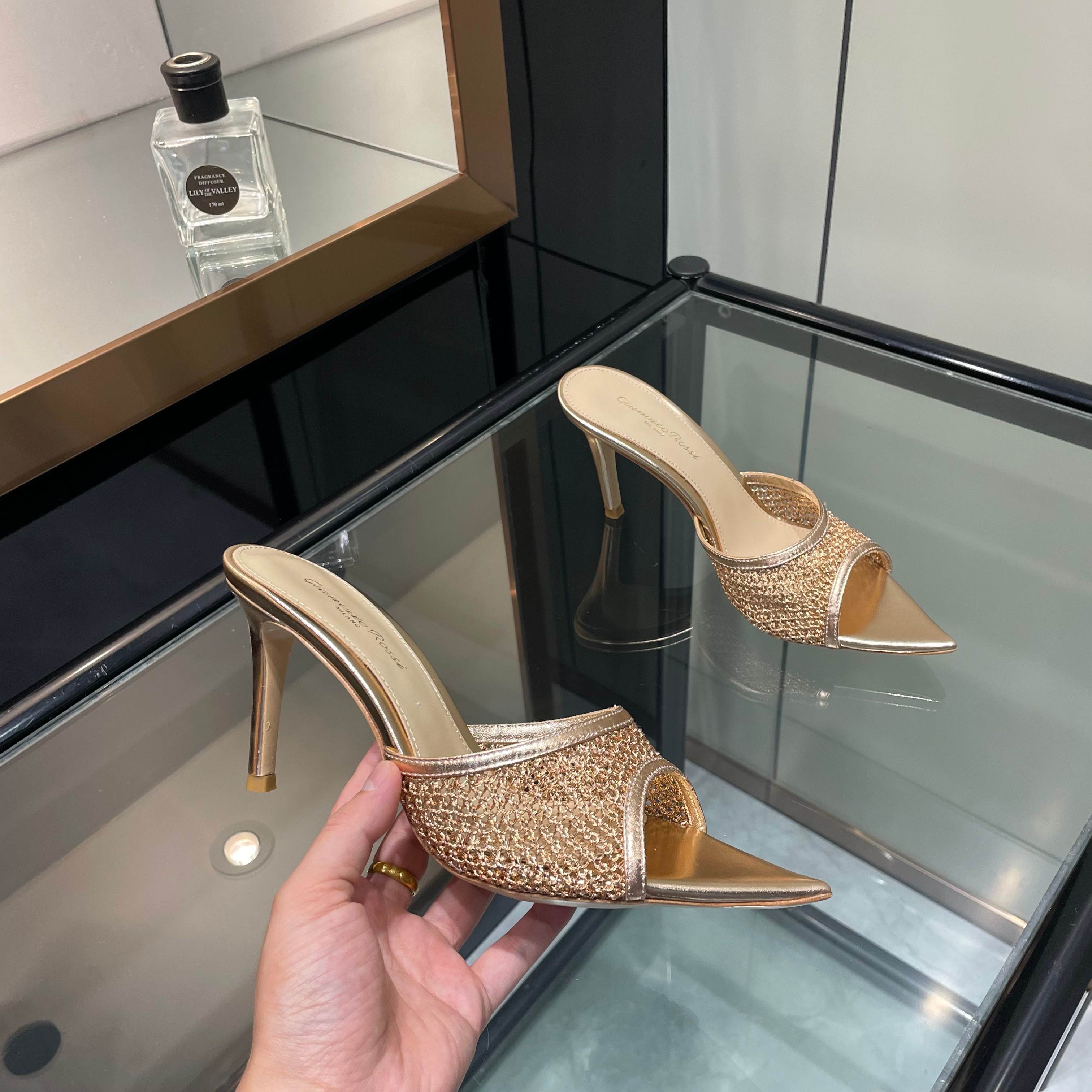 NO:815237,gianvito rossi 2026 new slippers original development top version purchasing quality  This pair of sheepskin mesh high-heeled pointy-toe back slippers is the shining pearl in my shoe cabinet. The special metal texture design of the mesh has a unique charm, adding mystery and sexiness. The high-heeled pointed toe shows elegance, and the free-back style reveals a hint of playfulness. Putting it on, every step is like blooming gorgeously on the stage and becoming the focus of everyone's attention. 2305-20 _______________________ * Full package. * Original custom-made upper * Foot pads Sheepskin *  Sole Italian genuine leather outsole * Heel height 10.5cm 8.5cm 5.5 three heights (10.5 5.5 custom orders need to note the height, no note the default 8.5 heel height) * Size: 35-43 (40 41 42 43 customized non-refundable) *, high heels and slippers, high heels, slippers, sheepskin, Leather soles19860909gianvito rossi 2026新款拖鞋 原版开发 顶级版本 代购品质 这双羊皮搭配网高跟尖头后空拖鞋,是我鞋柜中的璀璨明珠.网面特殊金属质感设计独具韵味,增添了神秘与性感.高跟尖头展现出优雅气质,后空款式则透着一丝俏皮.穿上它,每一步都像是在舞台上华丽绽放,成为众人瞩目的焦点.2305-20 _____________________________ * 全套包装. * 鞋面原版定制 * 垫脚 羊皮 * 鞋底 意大利真皮大底 * 跟高 10.5cm 8.5cm 5.5三种高度（10.5 5.5定做下单需备注高度,没备注默认8.5跟高） * 码数:35－43（40 41 42 43定做不退换） *,高跟鞋拖鞋,high heels,slippers,sheepskin,Leather soles,Women's Shoes
