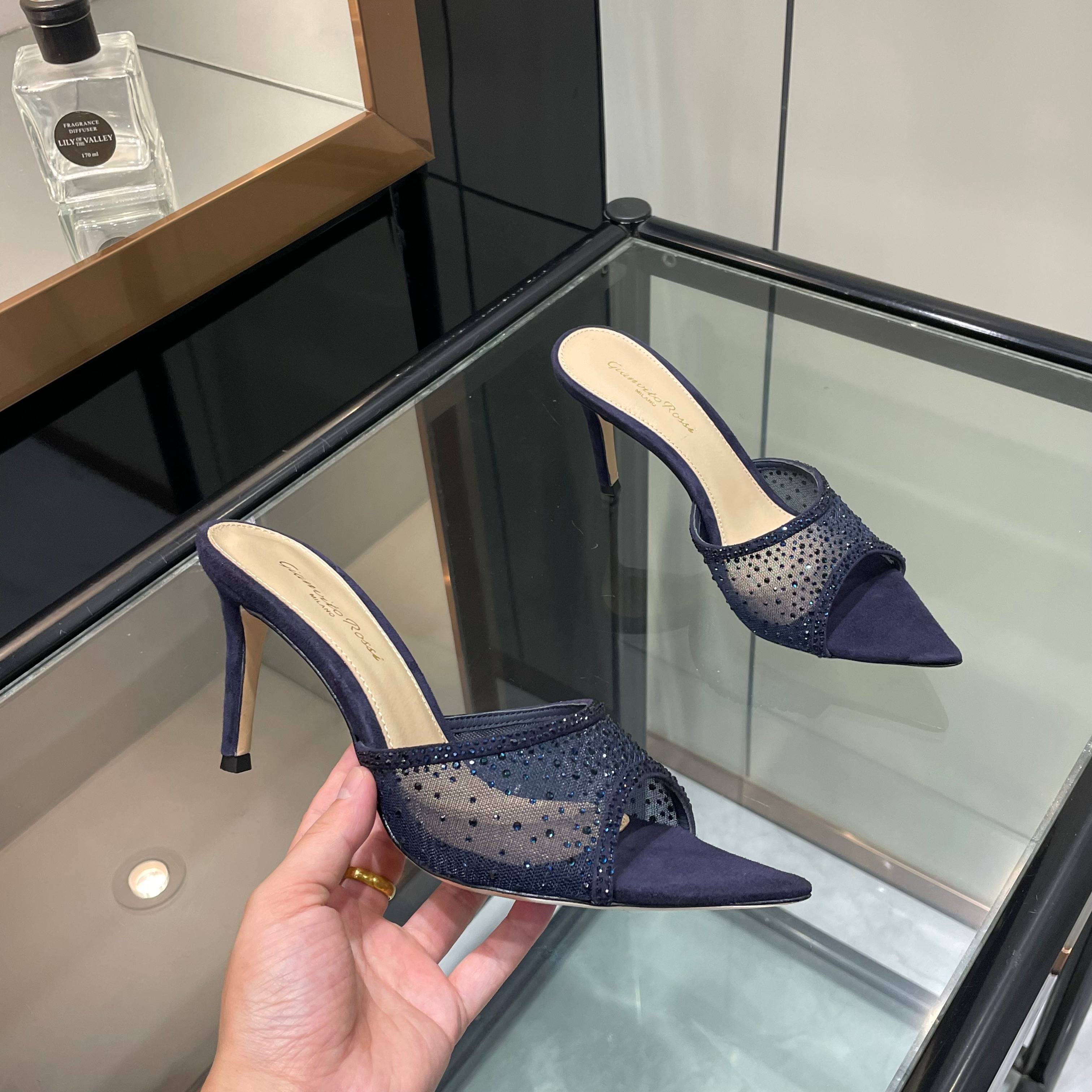 NO:922791,gianvito rossi 2026 new slippers top version purchasing quality  These Swarovski rhinestone pointed toe high-heeled slippers are like fairy shoes from a fairy tale. The Swarovski rhinestones are dazzling, like stars inlaid on them, each one emitting dreamy light. The pointed toe design highlights elegance, and the high heels give a confident style. Wearing these, it feels like flowers are growing under your feet, and every step is fragrant, and you can enjoy the ultimate romance and luxury. 2305-5 Original mold opening Top version _______________________ * Full set of packaging. *  Original custom-made sheepskin/Swarovski diamond for the upper * Foot pads sheepskin * Sole Italian genuine leather outsole * Heel height 10.5cm 8.5cm 5.5 three heights (please note the height when placing an order, if not, the default is 8.5 heel height) * Number of yards: 35-43 (40 41 42 43 is custom-made and non-refundable) *, high heels and slippers, high heels, slippers, sheepskin, Leather soles19860909gianvito rossi 2026 新款拖鞋 顶级版本 代购品质 此款施华洛奇水钻尖头高跟拖鞋,宛如从童话中走来的仙履.施华洛奇水钻璀璨耀眼,如同繁星点点镶嵌其上,每一颗都散发着梦幻的光芒.尖头设计凸显优雅,高跟赋予自信风采.穿上它,仿佛脚下生花,步步生香,尽享极致的浪漫与奢.2305-5  原版开模 顶级版本 _____________________________ * 全套包装. * 鞋面原版定制羊皮/施华洛奇钻 * 垫脚 羊皮 * 鞋底 意大利真皮大底 * 跟高 10.5cm 8.5cm 5.5三种高度（下单需备注高度,没备注默认8.5跟高） * 码数:35－43（40 41 42 43定做不退换） *,高跟鞋拖鞋,high heels,slippers,sheepskin,Leather soles,Women's Shoes