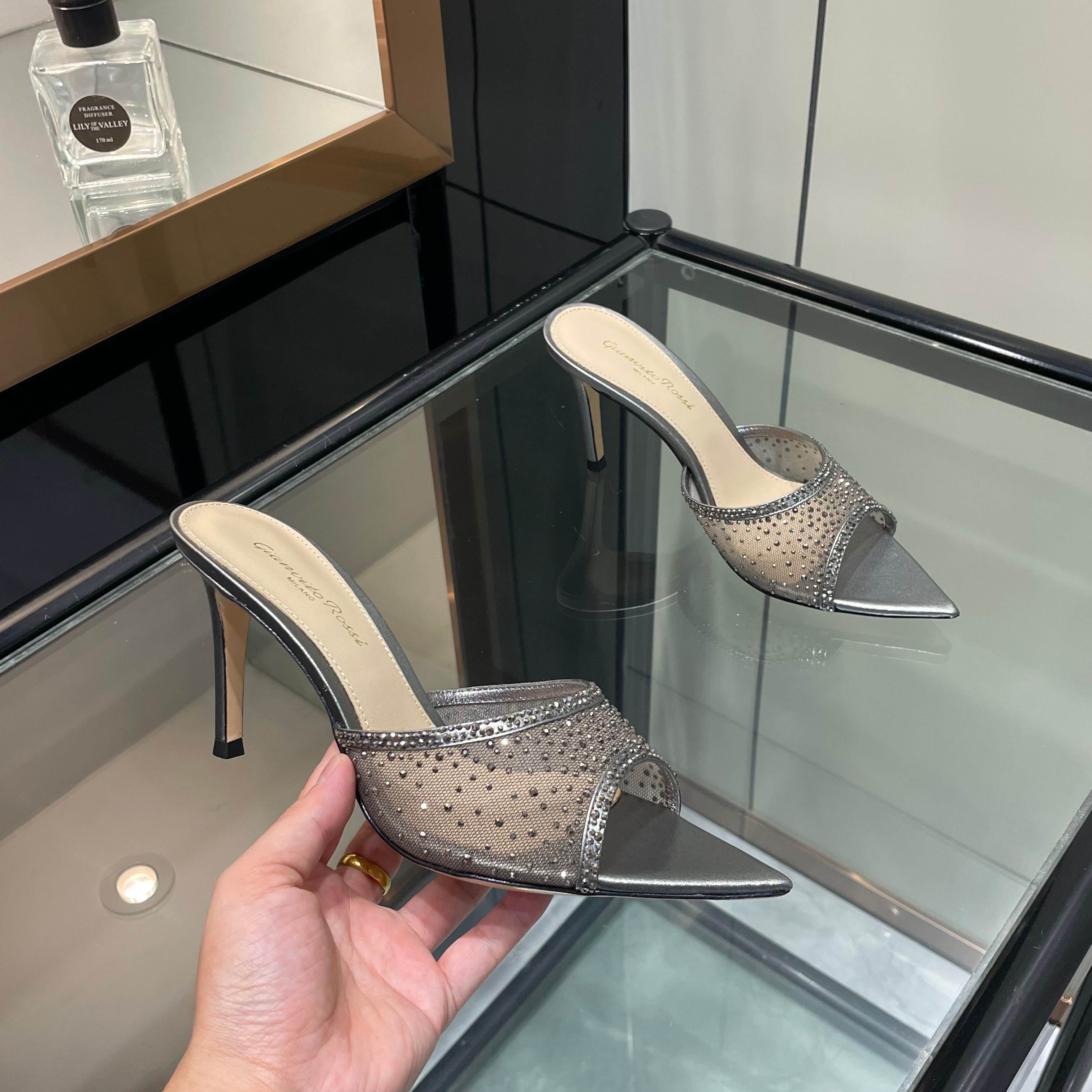 NO:815227,gianvito rossi 2026 new slippers top version purchasing quality  These Swarovski rhinestone pointed toe high-heeled slippers are like fairy shoes from a fairy tale. The Swarovski rhinestones are dazzling, like stars inlaid on them, each one emitting dreamy light. The pointed toe design highlights elegance, and the high heels give a confident style. Wearing these, it feels like flowers are growing under your feet, and every step is fragrant, and you can enjoy the ultimate romance and luxury. 2305-5 Original mold opening Top version _______________________ * Full set of packaging. *  Original custom-made sheepskin/Swarovski diamond for the upper * Foot pads sheepskin * Sole Italian genuine leather outsole * Heel height 10.5cm 8.5cm 5.5 three heights (please note the height when placing an order, if not, the default is 8.5 heel height) * Number of yards: 35-43 (40 41 42 43 is custom-made and non-refundable) *, high heels and slippers, high heels, slippers, sheepskin, Leather soles19860909gianvito rossi 2026 新款拖鞋 顶级版本 代购品质 此款施华洛奇水钻尖头高跟拖鞋,宛如从童话中走来的仙履.施华洛奇水钻璀璨耀眼,如同繁星点点镶嵌其上,每一颗都散发着梦幻的光芒.尖头设计凸显优雅,高跟赋予自信风采.穿上它,仿佛脚下生花,步步生香,尽享极致的浪漫与奢.2305-5  原版开模 顶级版本 _____________________________ * 全套包装. * 鞋面原版定制羊皮/施华洛奇钻 * 垫脚 羊皮 * 鞋底 意大利真皮大底 * 跟高 10.5cm 8.5cm 5.5三种高度（下单需备注高度,没备注默认8.5跟高） * 码数:35－43（40 41 42 43定做不退换） *,高跟鞋拖鞋,high heels,slippers,sheepskin,Leather soles,Women's Shoes