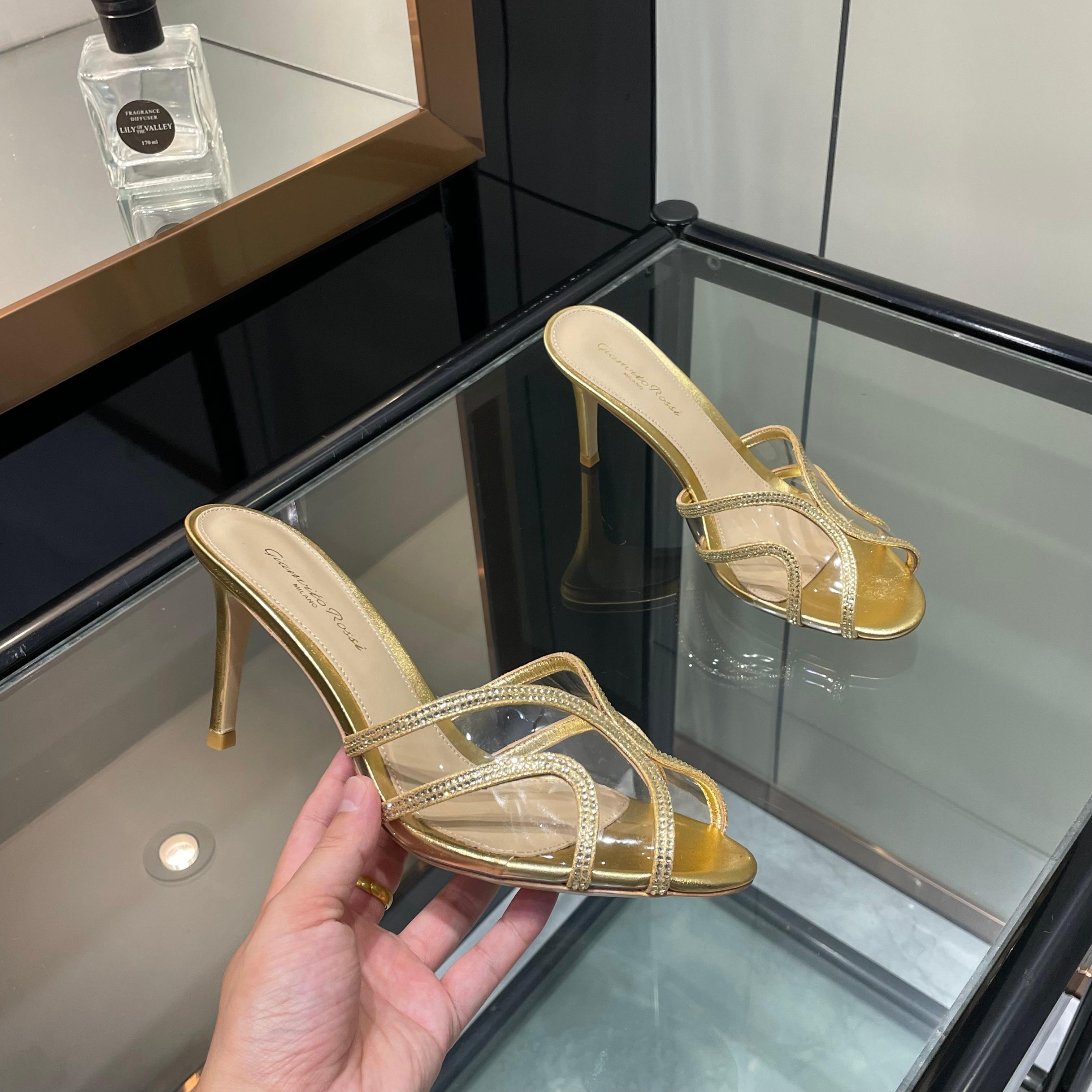 NO:815222,gianvito rossi 2026 new slippers top version!  Purchasing quality!  Swarovski rhinestone round-toe high-heeled slippers are like fairy shoes from a fairy tale. The Swarovski rhinestones are dazzling, like stars inlaid on them, each one exuding dreamy light. The round-toe design highlights elegance, and the high heels give a confident style. Wearing these, it feels like flowers are growing under your feet, and every step is fragrant, and you can enjoy the ultimate romance and luxury. 2312-4 Original mold opening Top version _______________________ * Full package. *  Original custom-made sheepskin/Swarovski diamond for the upper * Foot pads Sheepskin * Sole Italian genuine leather outsole * Heel height 8.5cm, two heights of 10.5 (10.5 is custom-made and cannot be returned or exchanged! You need to note the height when placing an order, if not, the default is 8.5 heel height) * Size: 35-43 (40 41 42 43 is customized and cannot be returned or exchanged) *, high-heeled shoes and slippers, high  heels,slippers,sheepskin,Leather soles19860909gianvito rossi 2026 新款拖鞋 顶级版本！ 代购品质！ 施华洛奇水钻圆头高跟拖鞋,宛如从童话中走来的仙履.施华洛奇水钻璀璨耀眼,如同繁星点点镶嵌其上,每一颗都散发着梦幻的光芒.圆头设计凸显优雅,高跟赋予自信风采.穿上它,仿佛脚下生花,步步生香,尽享极致的浪漫与奢.2312-4  原版开模 顶级版本 _____________________________ * 全套包装. * 鞋面原版定制羊皮/施华洛奇钻 * 垫脚 羊皮 * 鞋底 意大利真皮大底 * 跟高 8.5cm 10.5两种高度（10.5定做不退换！下单需备注高度,没备注默认8.5跟高） * 码数:35－43（40 41 42 43定做不退换） *,高跟鞋拖鞋,high heels,slippers,sheepskin,Leather soles,Women's Shoes