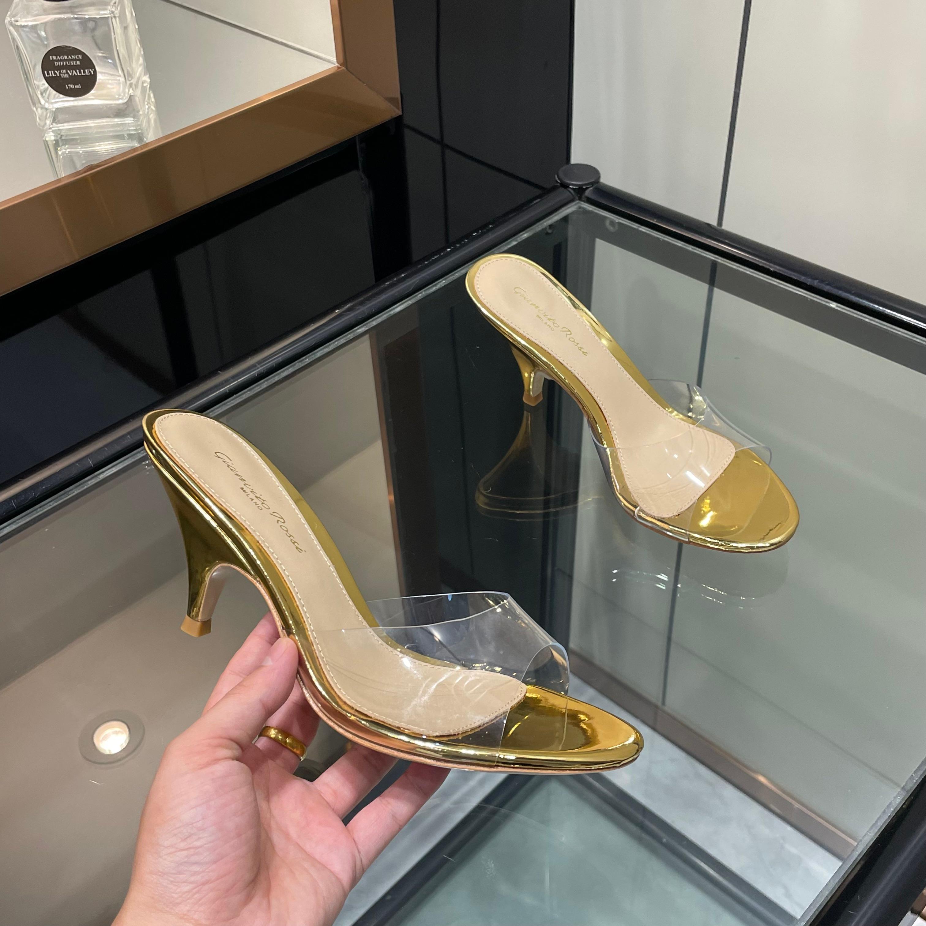 NO:815247,gianvito rossi 2026 new slippers top version!  Purchasing quality!  Round toe high wedge heel slippers, like fairy shoes from fairy tales. The round toe design highlights elegance, and the wedge heel gives a confident style. Wearing them, it feels like flowers are blooming under your feet, and every step is fragrant, and you can enjoy the ultimate romance and luxury. 8282-1 Original mold opening Top version _______________________ * Full set of packaging. * Original custom-made upper * Foot pads Sheepskin * Sole Italian leather outsole * Heel height 8.5cm *  Size: 35-43 (40 41 42 43 customized, non-refundable) *, high heels slippers, high heels, slippers, sheepskin, Leather soles19860909gianvito rossi 2026 新款拖鞋 顶级版本！ 代购品质！ 圆头高坡跟跟拖鞋,宛如从童话中走来的仙履.圆头设计凸显优雅,坡跟赋予自信风采.穿上它,仿佛脚下生花,步步生香,尽享极致的浪漫与奢. 8282-1  原版开模 顶级版本 _____________________________ * 全套包装. * 鞋面原版定制 * 垫脚 羊皮 * 鞋底 意大利真皮大底 * 跟高 8.5cm * 码数:35－43（40 41 42 43定做不退换） *,高跟鞋拖鞋,high heels,slippers,sheepskin,Leather soles,Women's Shoes