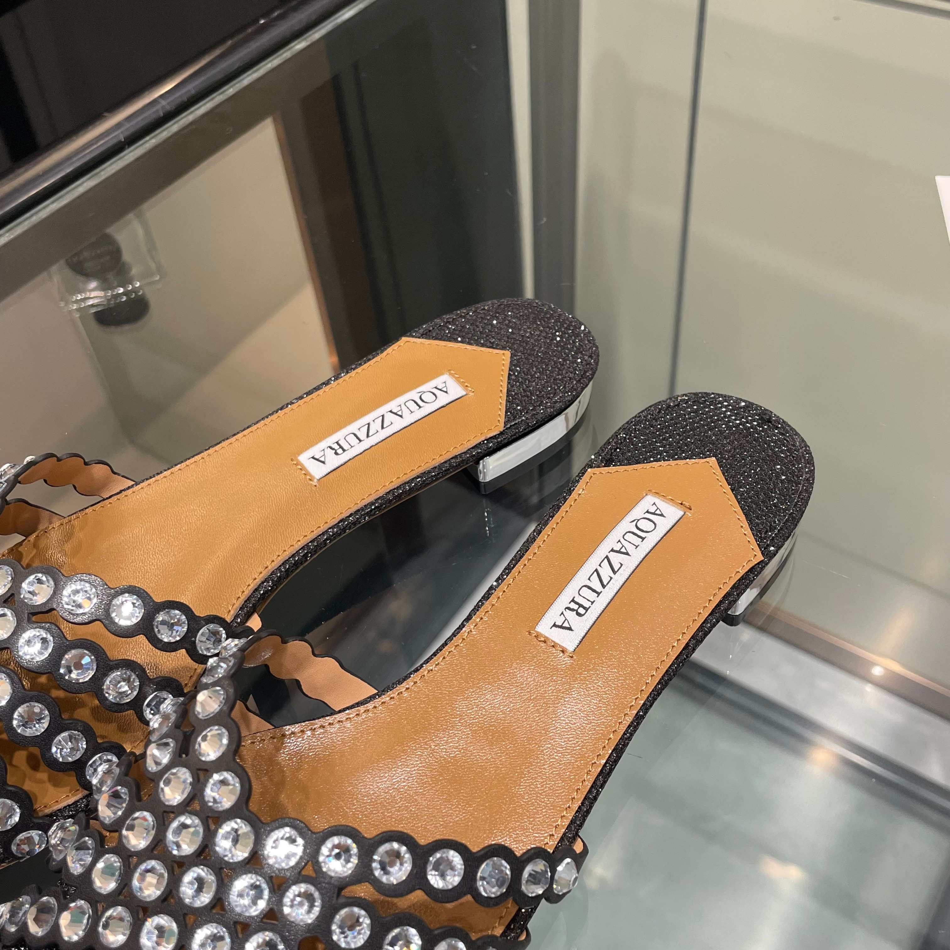 Сандалии Aquazzura с декором из страз
