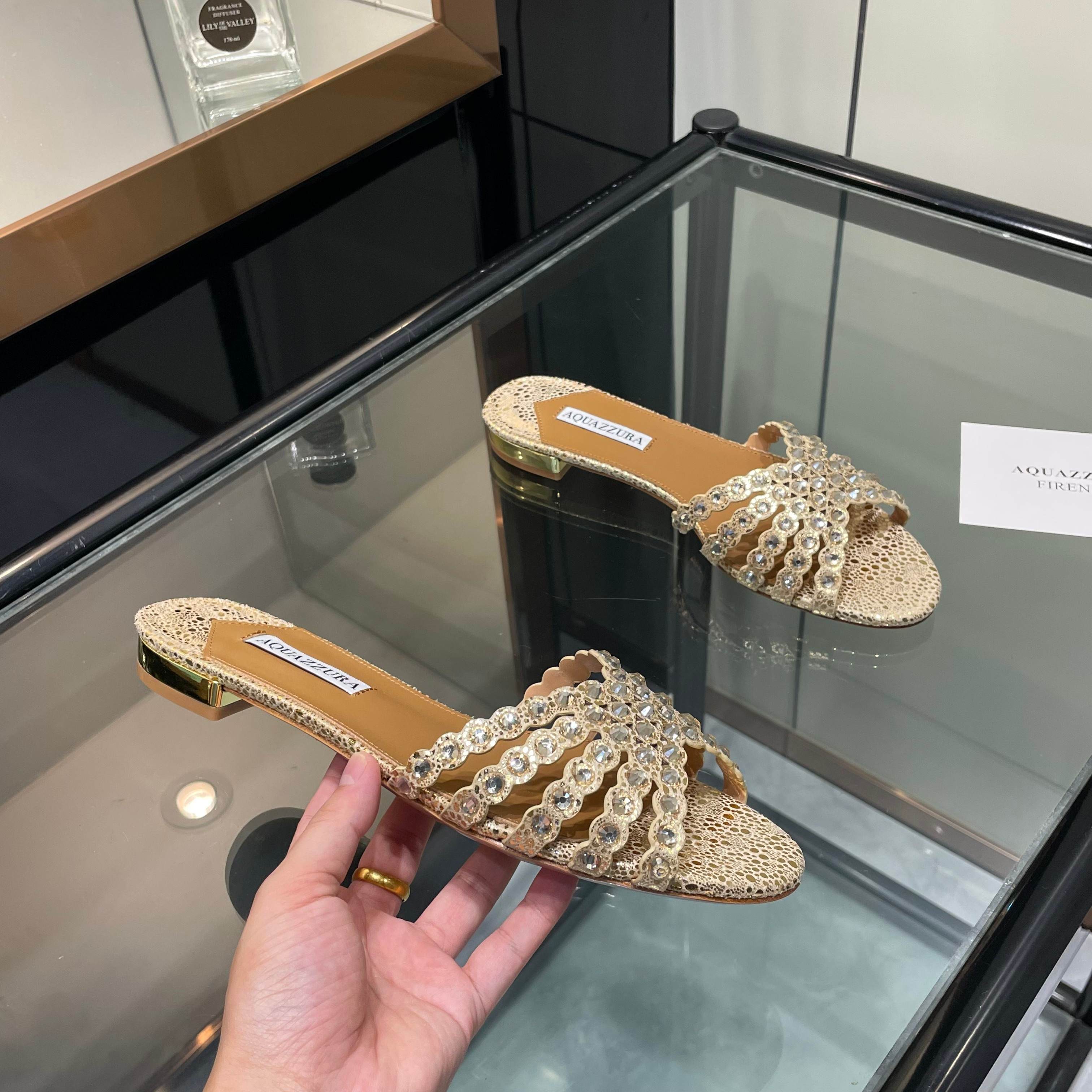 NO:815251,[Aquazzura] 2026 new slippers, original development and purchasing quality. The fabric is made of original customized materials and decorated with sparkling Swarovski rhinestones. Flat-heeled slippers. The upper feet are super elegant, simple and fashionable, too flashy and beautiful, and the beauty reaches a new height!  Big bloggers from all walks of life have come to ZP to develop and customize the correct fabrics with super flashy new upgrades. The design is suitable for parties and is suitable for all kinds of skirts, dresses, evening dresses, and nightclub styles. 192-5 _______________________ * Full set of packaging. * Original custom-made upper fabric/Swarovski diamonds * Lining Sheepskin * Sole Italian genuine leather outsole * Heel height 2cm * Size: 35-43 (40 41 42  43 Customized (no return or exchange) *, slippers, slippers, skirts, sheepskin, Leather soles19860909【Aquazzura】2026新款拖鞋 原版开发  代购品质 面料采用原版定制材料制成,饰有闪闪发光的施华洛奇水钻装饰平跟拖鞋. 上脚超级有气质· 既简洁又时髦 太闪太美啦 美出出新高度！ 各路大博主都纷纷上脚 ZP开发、订制正确面料 搭配超闪全新升级,适合派对的设计适用各种套裙,连衣裙晚礼服,夜场各种款式. 192-5 _____________________________ * 全套包装. * 鞋面原版定制面料/施华洛奇钻 * 衬里 羊皮 * 鞋底 意大利真皮大底 * 跟高 2cm * 码数: 35－43（40 41 42 43定做不退换） *,拖鞋,slippers,skirts,sheepskin,Leather soles,Women's Shoes