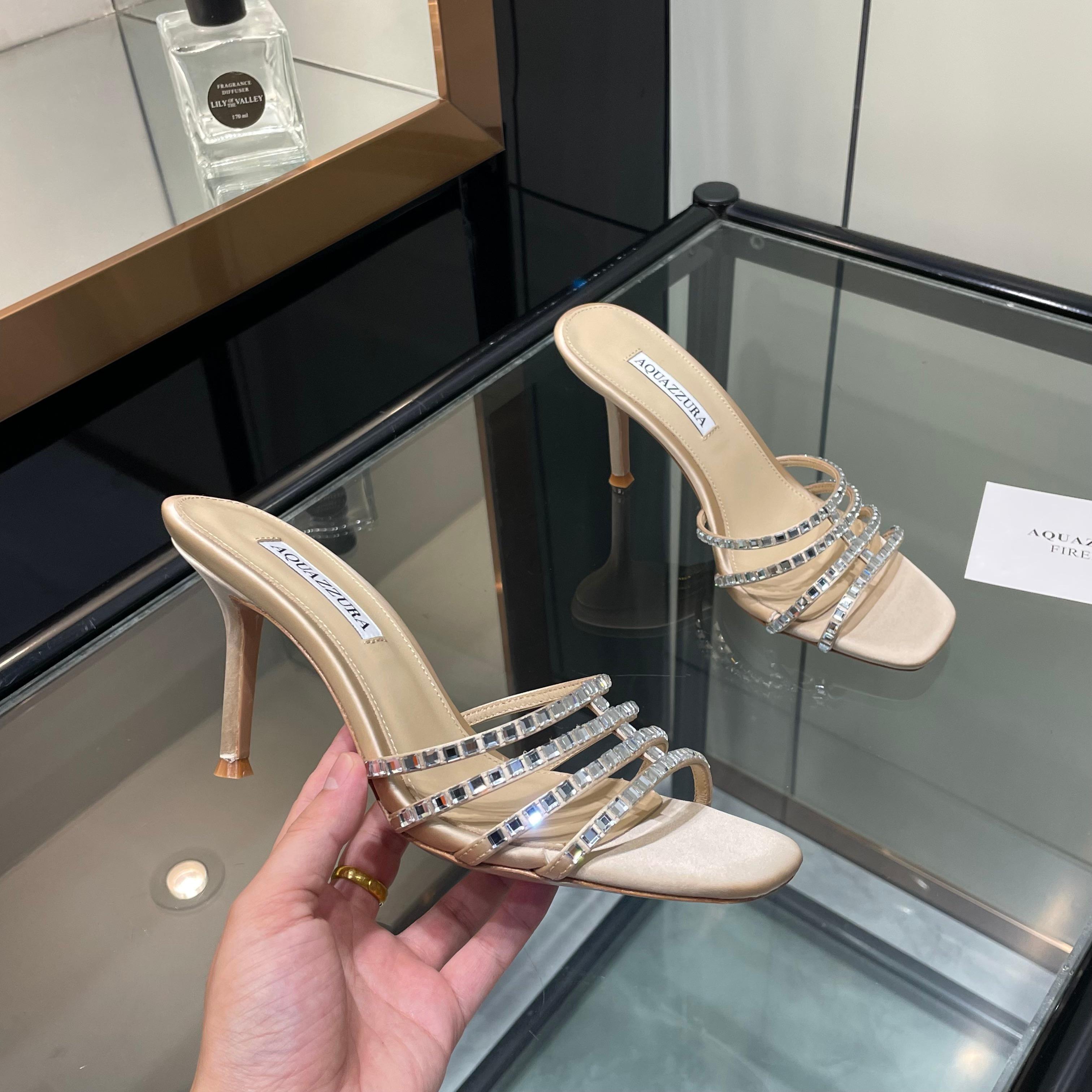 NO:787125,[Aquazzura] 2026 new slippers, purchasing quality, original development  This pair of Swarovski rhinestone strips paired with low-heeled slippers is my favorite. The thick heels provide stable support and are extremely comfortable when walking. The rhinestones are dazzling, like a dazzling galaxy. The height of the low heels is just right, maintaining elegance without tiring the feet. Put it on, every step seems to shine, and your mood will also brighten. 9162-1 _______________________ * Full package. *  Upper original custom fabric/diamond * Lining sheepskin * Sole Italian genuine leather outsole * Heel height 8.5cm * Size: 35-43 (35 40 41 42 43 is custom-made and non-refundable) *, high heels, high heels, slippers, sheepskin, Leather soles19860909【Aquazzura】2026新款拖鞋  代购品质 原版开发 这双施华洛奇水钻条面搭配低跟拖鞋,简直是我的心头挚爱.粗跟给予稳定的支撑,行走间舒适无比.水钻面璀璨夺目,好似璀璨星河.低跟的高度恰到好处,既保持了优雅又不累脚.穿上它,每一步都仿佛在闪耀着光芒,心情也跟着明亮起来.9162-1 _____________________________ * 全套包装. * 鞋面原版定制面料/钻 * 衬里 羊皮 * 鞋底 意大利真皮大底 * 跟高 8.5cm * 码数: 35－43（35 40 41 42 43定做不退换） *,高跟鞋,high heels,slippers,sheepskin,Leather soles,Women's Shoes