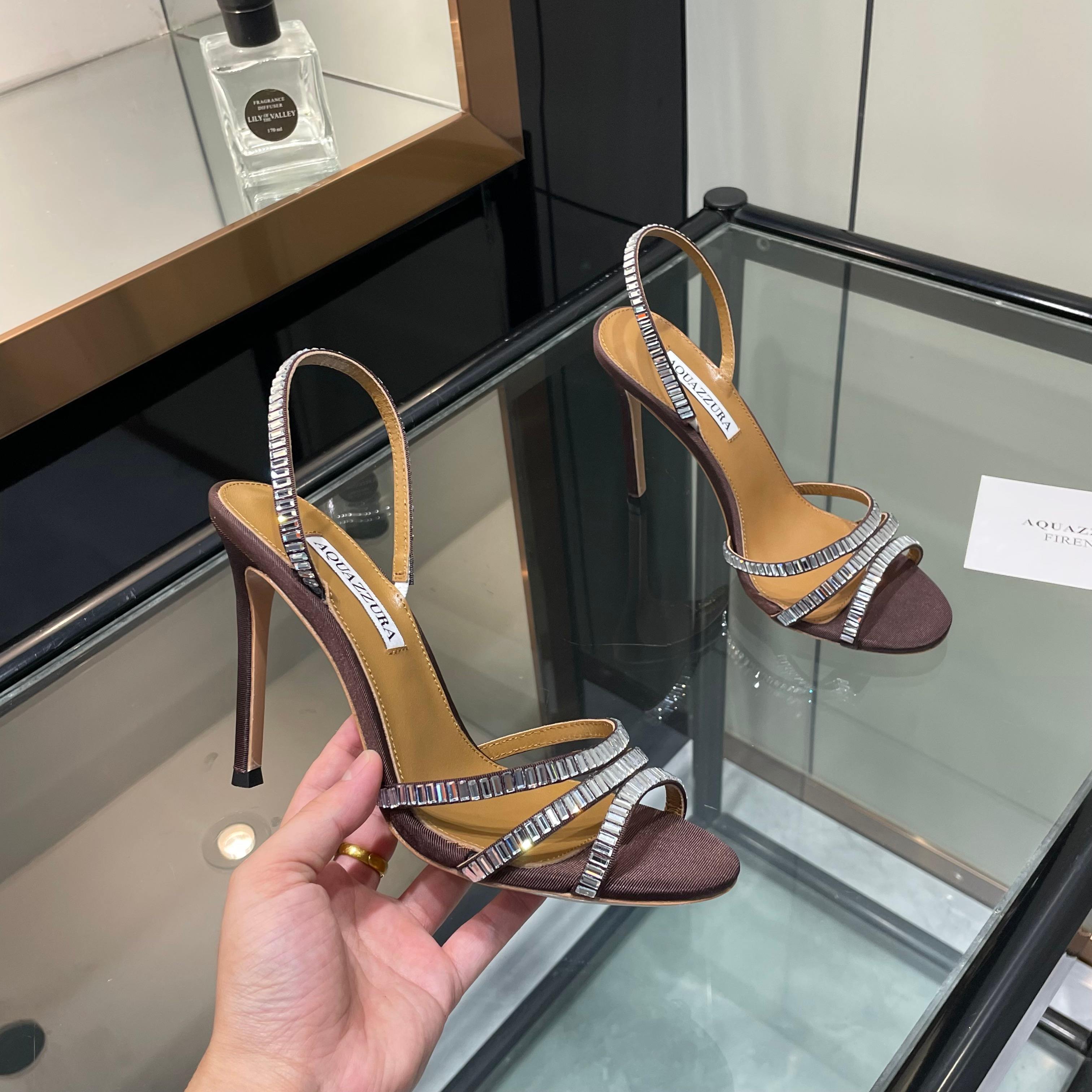 NO:787130,【Aquazzura】2026 new sandals, purchasing quality, original development, wow!  The 205 new high-heeled rhinestone sandals are on the scene, and they are simply the favorite of fashionistas. The rhinestones are densely inlaid, like the Milky Way falling into the world, sparkling as you walk. The high-heeled design not only elongates the leg lines, but also adds a bit of confidence and elegance. Wear them, whether you are going out daily or attending a party, you will instantly become the center of attention and easily lead the new fashion trend. 2273-27 _______________________ * Full package. * Upper Sheepskin * Lining  Sheepskin * Sole Italian genuine leather outsole * Heel height 10.5cm (8.5 is custom-made and cannot be returned or exchanged. Please note when placing an order. If there is no comment, the default is 10.5 heel height) * Size: 35-43 (40 41 42 43 is customized and cannot be returned or exchanged) *, high heels, sandals, high heels, sheepskin, Leather soles19860909【Aquazzura】2026新款凉鞋  代购品质 原版开发 哇哦！205新款高跟水钻凉鞋闪亮登场,简直是时髦精的心头好.水钻镶嵌得密密麻麻,像银河落入人间,行走间熠熠生辉.高跟设计不仅拉长腿部线条,还增添了几分自信与优雅.穿上它,无论是日常出街还是参加派对,瞬间成为焦点,轻松引领时尚新风潮.2273-27 _____________________________ * 全套包装. * 鞋面 羊皮 * 衬里 羊皮 * 鞋底 意大利真皮大底 * 跟高 10.5cm（8.5定做不退换,下单需备注,没备注默认10.5跟高） * 码数: 35－43（40 41 42 43定做不退换） *,高跟鞋,sandals,high heels,sheepskin,Leather soles,Women's Shoes