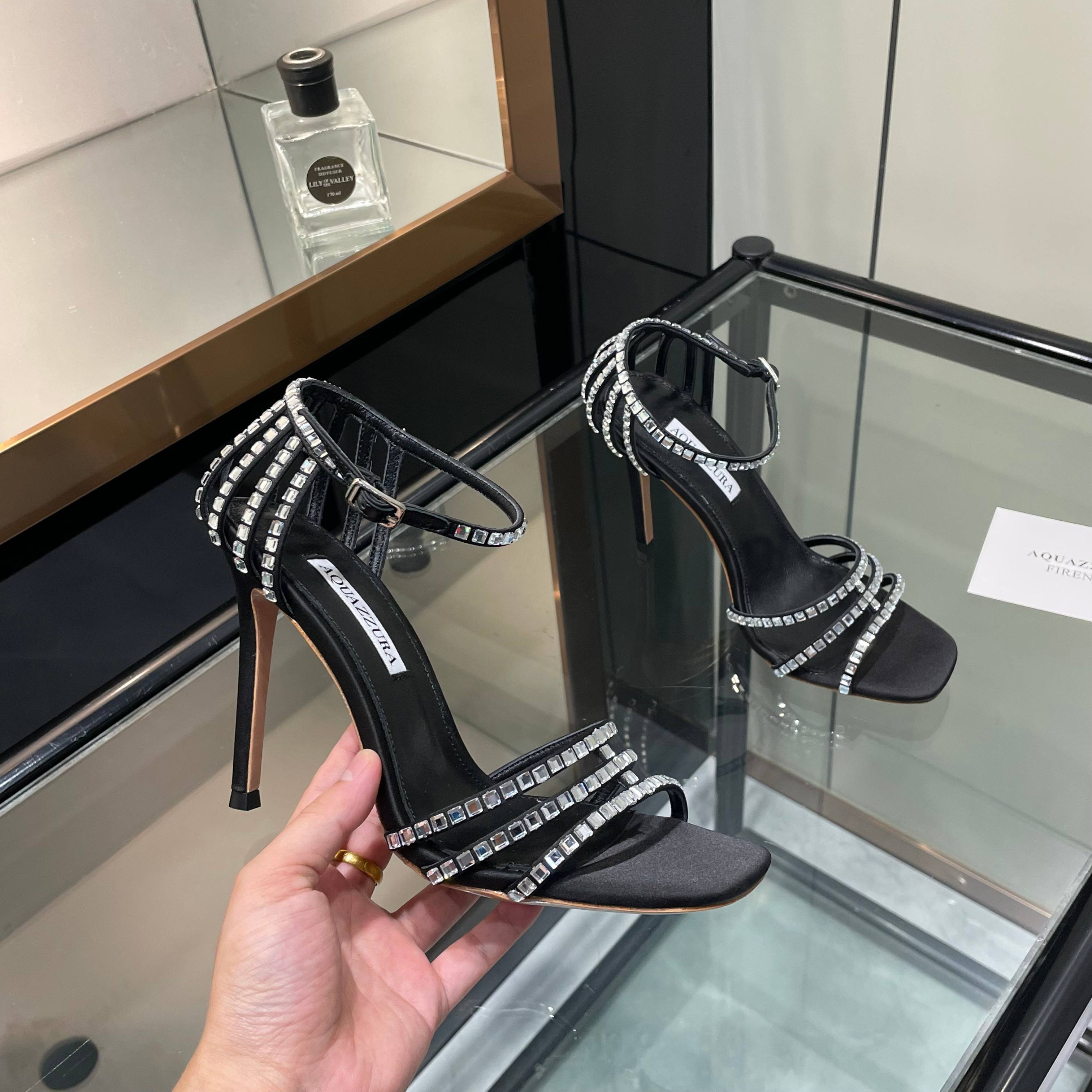 NO:787133,【Aquazzura】2026 new sandals, purchasing quality, original development, wow!  The 205 new high-heeled rhinestone sandals are on the scene, and they are simply the favorite of fashionistas. The rhinestones are densely inlaid, like the Milky Way falling into the world, sparkling as you walk. The high-heeled design not only elongates the leg lines, but also adds a bit of confidence and elegance. Wear them, whether you are going out daily or attending a party, you will instantly become the center of attention and easily lead the new fashion trend. 5226-2 _______________________ * Full package. * Upper Sheepskin * Lining Sheepskin  * Sole Italian genuine leather outsole * Heel height 10.5cm (8.5 is custom-made and cannot be returned or exchanged, please note when placing an order. If there is no comment, the default heel height is 10.5) * Size: 35-43 (40 41 42 43 is customized and cannot be returned or exchanged) *, high heels, sandals, high heels, sheepskin, Leather soles19860909【Aquazzura】2026新款凉鞋  代购品质 原版开发 哇哦！205新款高跟水钻凉鞋闪亮登场,简直是时髦精的心头好.水钻镶嵌得密密麻麻,像银河落入人间,行走间熠熠生辉.高跟设计不仅拉长腿部线条,还增添了几分自信与优雅.穿上它,无论是日常出街还是参加派对,瞬间成为焦点,轻松引领时尚新风潮.5226-2 _____________________________ * 全套包装. * 鞋面 羊皮 * 衬里 羊皮 * 鞋底 意大利真皮大底 * 跟高 10.5cm（8.5定做不退换,下单需备注,没备注默认10.5跟高） * 码数: 35－43（40 41 42 43定做不退换） *,高跟鞋,sandals,high heels,sheepskin,Leather soles,Women's Shoes