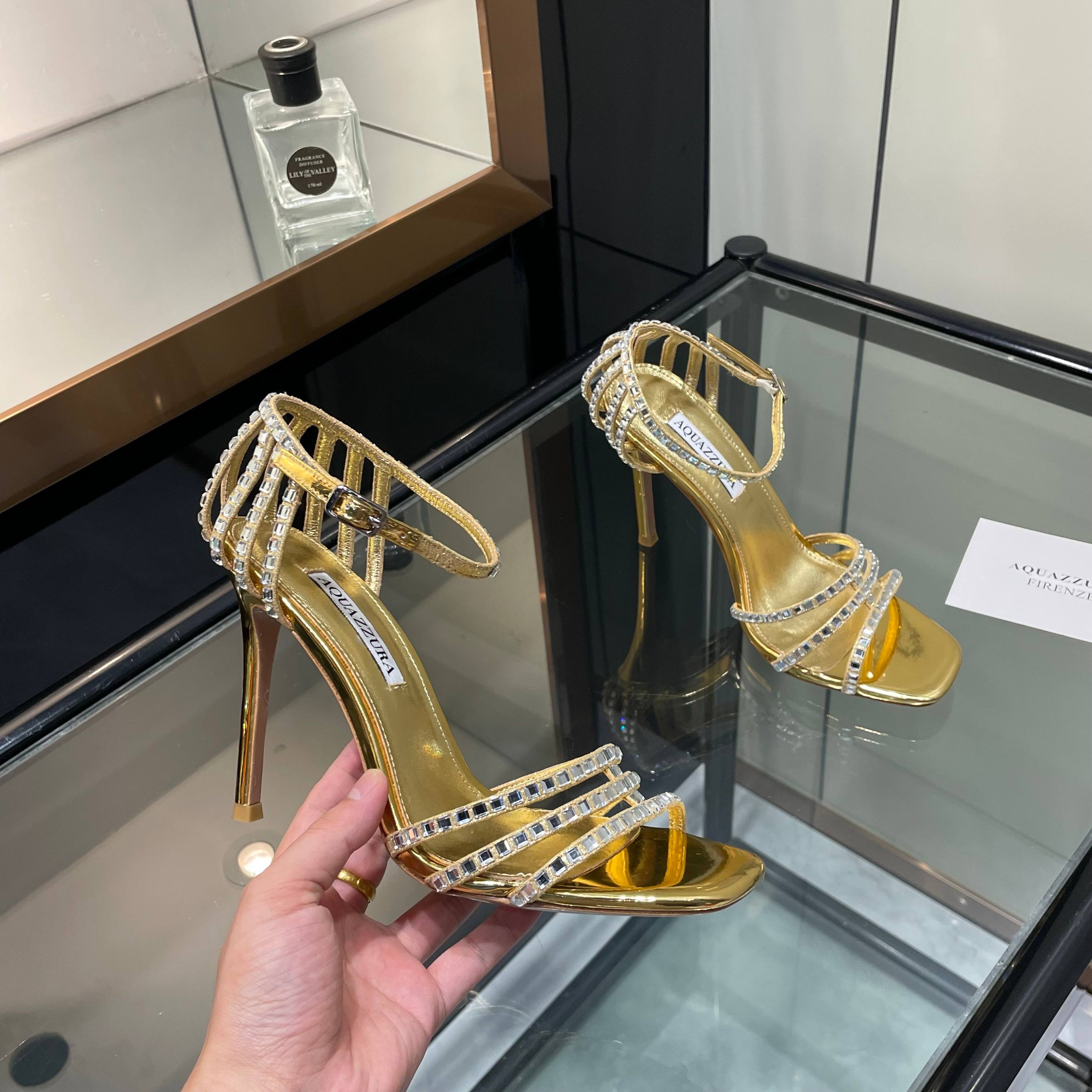 NO:815249,【Aquazzura】2026 new sandals, purchasing quality, original development, wow!  The 205 new high-heeled rhinestone sandals are on the scene, and they are simply the favorite of fashionistas. The rhinestones are densely inlaid, like the Milky Way falling into the world, sparkling as you walk. The high-heeled design not only elongates the leg lines, but also adds a bit of confidence and elegance. Wear them, whether you are going out daily or attending a party, you will instantly become the center of attention and easily lead the new fashion trend. 5226-2 _______________________ * Full package. * Upper Sheepskin * Lining Sheepskin  * Sole Italian genuine leather outsole * Heel height 10.5cm (8.5 is custom-made and non-refundable, please note when placing an order. If there is no comment, the default heel height is 10.5) * Size: 35-43 (40 41 42 43 is custom-made and non-refundable) * High-heeled shoes, sandals, high heels, slippers, sheepskin, Leather soles19860909【Aquazzura】2026新款凉鞋  代购品质 原版开发 哇哦！205新款高跟水钻凉鞋闪亮登场,简直是时髦精的心头好.水钻镶嵌得密密麻麻,像银河落入人间,行走间熠熠生辉.高跟设计不仅拉长腿部线条,还增添了几分自信与优雅.穿上它,无论是日常出街还是参加派对,瞬间成为焦点,轻松引领时尚新风潮.5226-2 _____________________________ * 全套包装. * 鞋面 羊皮 * 衬里 羊皮 * 鞋底 意大利真皮大底 * 跟高 10.5cm（8.5定做不退换,下单需备注,没备注默认10.5跟高） * 码数: 35－43（40 41 42 43定做不退换） *,高跟鞋拖鞋,sandals,high heels,slippers,sheepskin,Leather soles,Women's Shoes