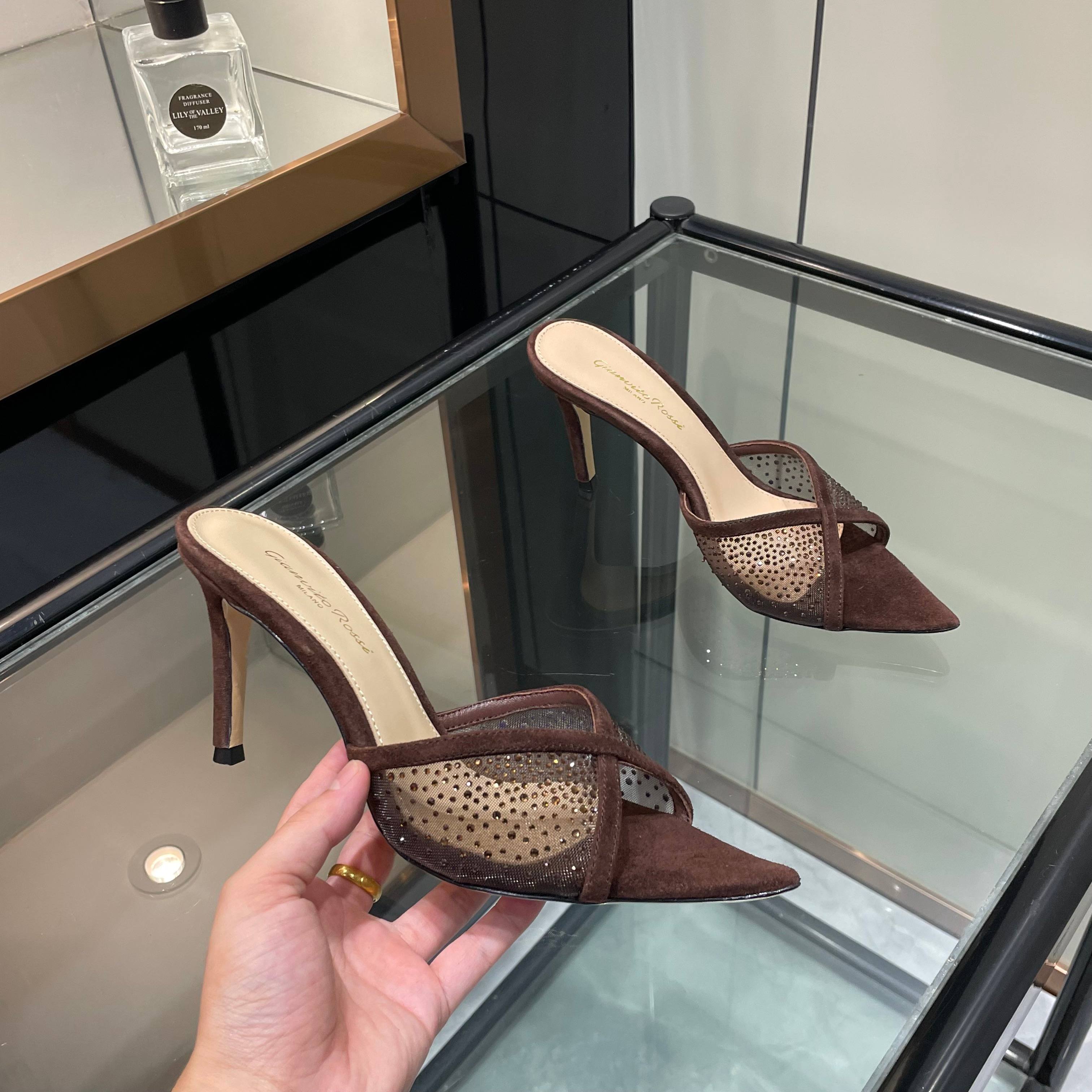 NO:815259,gianvito rossi 2026 new slippers top version purchasing quality  These Swarovski rhinestone pointed toe high-heeled slippers are like fairy shoes from a fairy tale. The Swarovski rhinestones are dazzling, like stars inlaid on them, each one exuding dreamy light. The pointed toe design highlights elegance, and the high heels give a confident style. Wearing these, it feels like flowers are growing under your feet, and every step is fragrant, and you can enjoy the ultimate romance and luxury. 2305-22 Original mold opening Top version _______________________ * Full set of packaging. *  Original custom-made sheepskin/Swarovski diamond for the upper * Foot pads sheepskin * Sole Italian genuine leather outsole * Heel height 10.5cm 8.5cm 5.5 three heights (please note the height when placing an order, if not, the default is 8.5 heel height) * Number of yards: 35-43 (40 41 42 43 is custom-made and non-refundable) *, high heels and slippers, high heels, slippers, sheepskin, Leather soles19860909gianvito rossi 2026 新款拖鞋 顶级版本 代购品质 此款施华洛奇水钻尖头高跟拖鞋,宛如从童话中走来的仙履.施华洛奇水钻璀璨耀眼,如同繁星点点镶嵌其上,每一颗都散发着梦幻的光芒.尖头设计凸显优雅,高跟赋予自信风采.穿上它,仿佛脚下生花,步步生香,尽享极致的浪漫与奢.2305-22  原版开模 顶级版本 _____________________________ * 全套包装. * 鞋面原版定制羊皮/施华洛奇钻 * 垫脚 羊皮 * 鞋底 意大利真皮大底 * 跟高 10.5cm 8.5cm 5.5三种高度（下单需备注高度,没备注默认8.5跟高） * 码数:35－43（40 41 42 43定做不退换） *,高跟鞋拖鞋,high heels,slippers,sheepskin,Leather soles,Women's Shoes