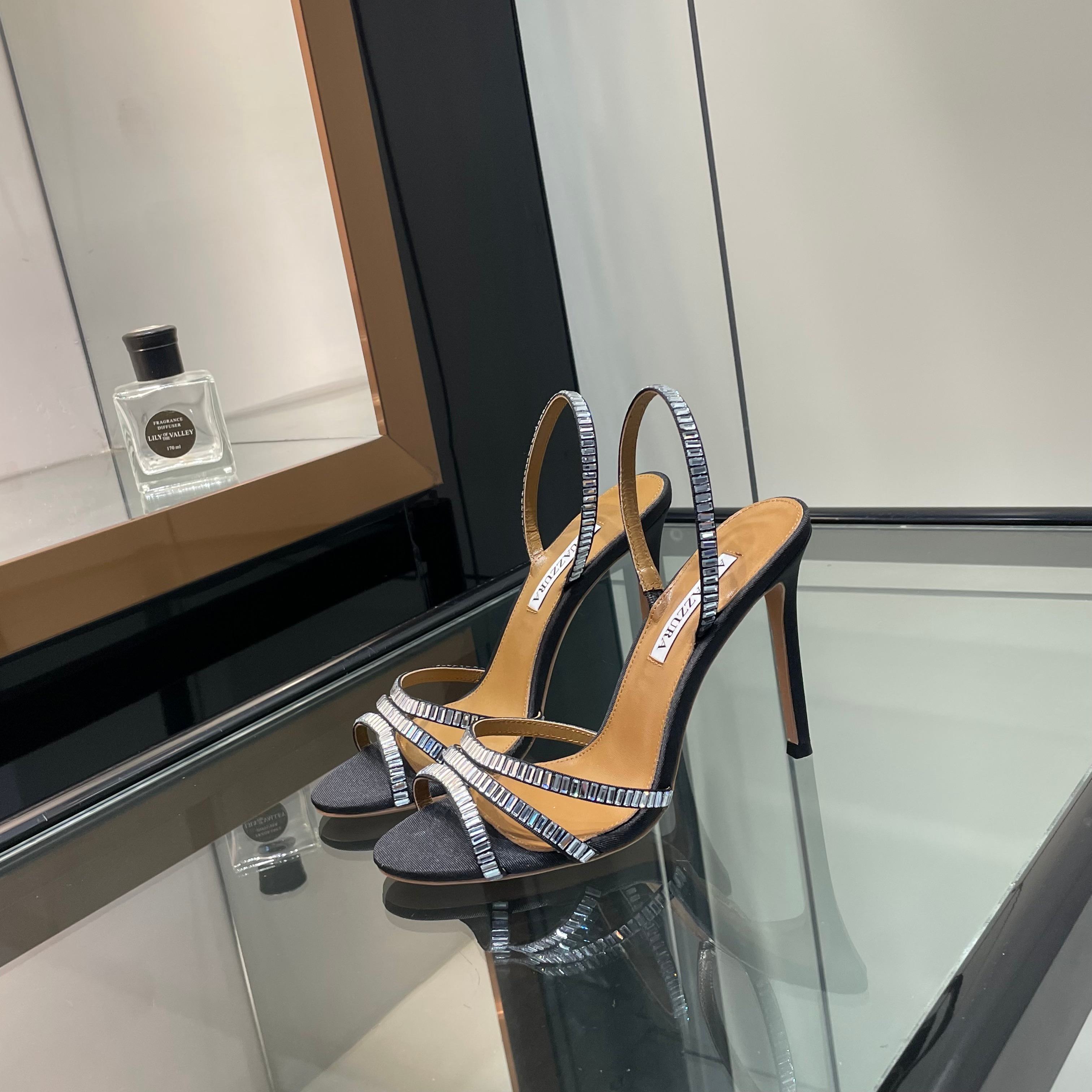 NO:922802,【Aquazzura】2026 new sandals, purchasing quality, original development, wow!  The 205 new high-heeled rhinestone sandals are on the scene, and they are simply the favorite of fashionistas. The rhinestones are densely inlaid, like the Milky Way falling into the world, sparkling as you walk. The high-heeled design not only elongates the leg lines, but also adds a bit of confidence and elegance. Wear them, whether you are going out daily or attending a party, you will instantly become the center of attention and easily lead the new fashion trend. 2273-27 _______________________ * Full package. * Upper Sheepskin * Lining  Sheepskin * Sole Italian genuine leather outsole * Heel height 10.5cm (8.5 is custom-made and cannot be returned or exchanged. Please note when placing an order. If no remarks are made, the default is 10.5)19860909【Aquazzura】2026新款凉鞋  代购品质 原版开发 哇哦！205新款高跟水钻凉鞋闪亮登场,简直是时髦精的心头好.水钻镶嵌得密密麻麻,像银河落入人间,行走间熠熠生辉.高跟设计不仅拉长腿部线条,还增添了几分自信与优雅.穿上它,无论是日常出街还是参加派对,瞬间成为焦点,轻松引领时尚新风潮.2273-27 _____________________________ * 全套包装. * 鞋面 羊皮 * 衬里 羊皮 * 鞋底 意大利真皮大底 * 跟高 10.5cm（8.5定做不退换,下单需备注,没备注默认10.5跟高） * 码数: 35－43（40 41 42 43定做不退换） *,高跟鞋凉鞋,sandals,high heels,sheepskin,Leather soles,Women's Shoes