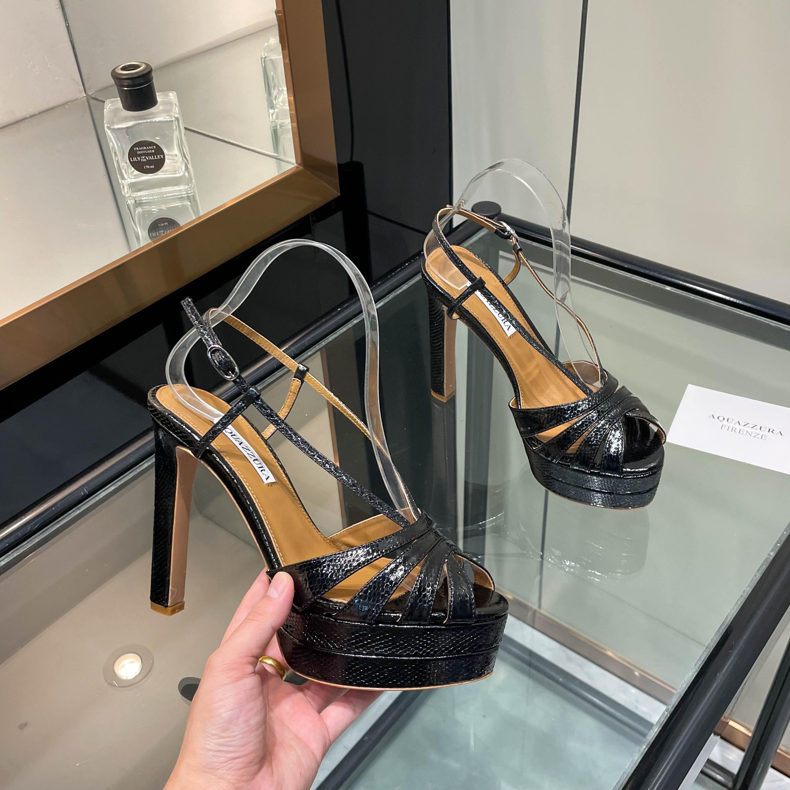 NO:922818,[Aquazzura] 2026 new sandals, top version, exclusive model, purchasing quality, top version, super quality. Zp original mold opening, original buckle mold opening, comes with original customized patent leather, super dazzling and high-end at first glance!  2310-11 _______________________________ * Full set of packaging. * Original custom patent leather upper * Lining sheepskin * Sole Italian leather outsole * Heel height 13.5cm * Water table 4cm * Size 35-41 (34.40.41.42. Customized, non-returnable), high-heeled sandals, sandals, high heels, sheepskin, Leather soles19860909【Aquazzura】2026新款凉鞋 顶级版本 独家款 代购品质 顶级版本 质量超级美爆. Zp 原版开模 原版扣开模 附带原版定制漆皮,超级炫美 一眼看上去就高端大气上档次！ 2310-11 _________________________________ * 全套包装. * 鞋面原版定制漆皮 * 衬里 羊皮 * 鞋底 意大利真皮大底 * 跟高 13.5cm * 水台 4cm * 码数 35-41（34.40.41.42.订做不退换）,高跟鞋凉鞋,sandals,high heels,sheepskin,Leather soles,Women's Shoes