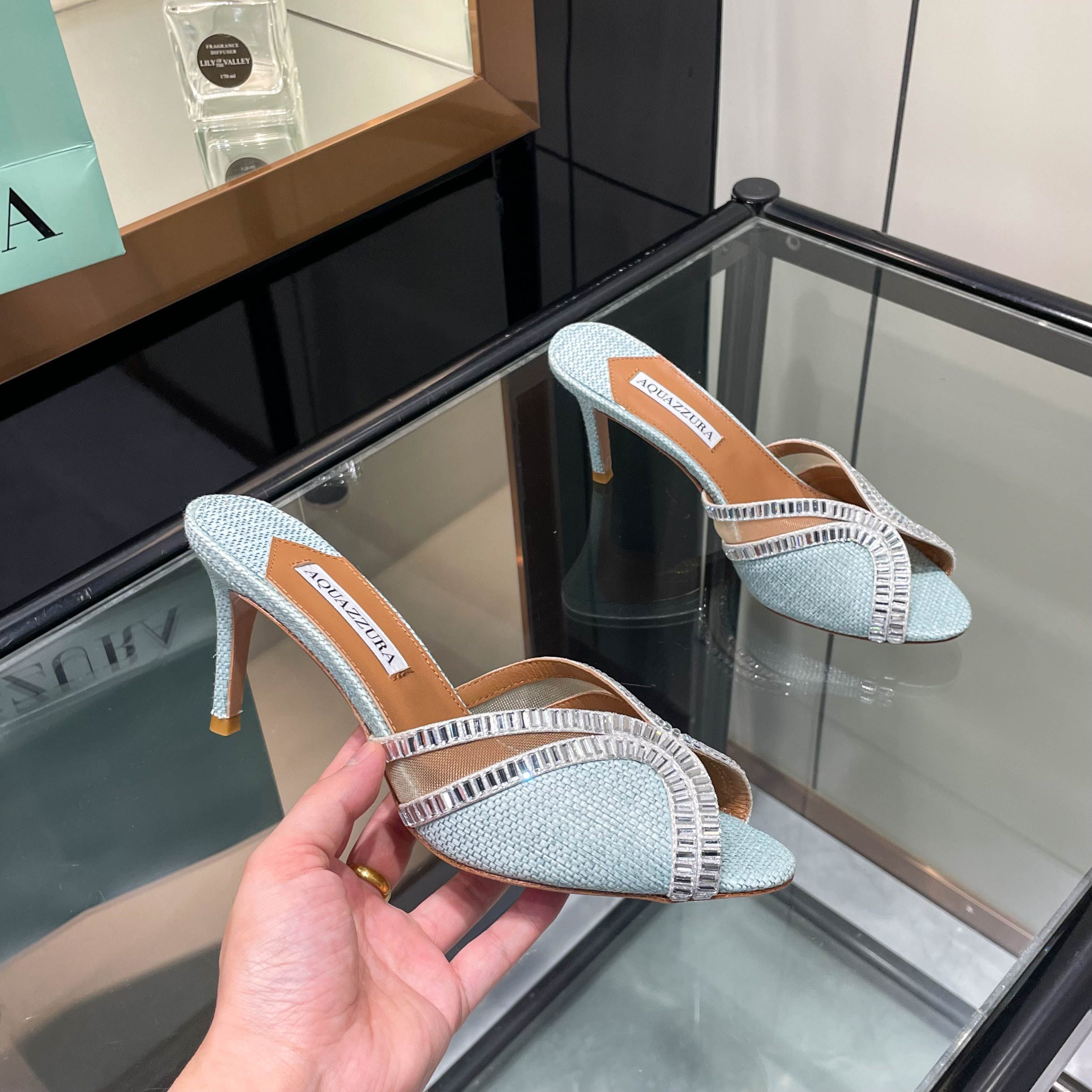 NO:922750,[Aquazzura] 2026 new fish mouth slippers, top version, purchasing quality. The fabric is made of original customized pp straw woven with sheepskin leather, decorated with sparkling Swarovski rhinestones. The high-heeled sandals are super classy on the feet. They are both simple and fashionable. They are so shiny and beautiful. They are beautiful to a new level!  Big bloggers from all walks of life have come to ZP to develop and customize the correct fabrics with super flashy new upgrades. The design is suitable for parties and is suitable for various skirts, dresses, evening dresses, and nightclub styles. 019-2 _______________________ * Full set of packaging. * Original custom-made upper/diamond * Lining sheepskin * Sole Italian leather outsole * Heel height 7.5cm * Size: 35-43 (35 40 41 42  43 Customized (no return or exchange) *, high heels slippers, sandals, high heels, slippers, espadrilles, skirts, sheepskin, Leather soles19860909【Aquazzura】2026新款鱼嘴拖鞋  顶级版本 代购品质  面料采用原版定制pp草编织搭羊纹皮,饰有闪闪发光的施华洛奇水钻装饰高跟凉鞋 上脚超级有气质·既简洁又时髦 太闪太美啦 美出出新高度！ 各路大博主都纷纷上脚 ZP开发、订制正确面料 搭配超闪全新升级,适合派对的设计适用各种套裙,连衣裙晚礼服,夜场各种款式.019-2 _____________________________ * 全套包装. * 鞋面原版定制/钻 * 衬里 羊皮 * 鞋底 意大利真皮大底 * 跟高 7.5cm * 码数: 35－43（35 40 41 42 43定做不退换） *,高跟鞋拖鞋,sandals,high heels,slippers,espadrilles,skirts,sheepskin,Leather soles,Women's Shoes