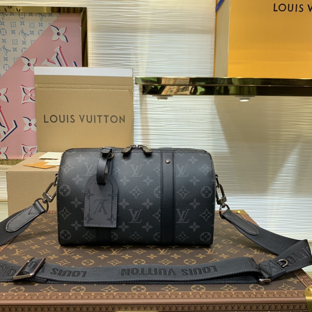 顶级原单 68558855（原厂皮）M45936 枕头包 CITY KEEPALL 手袋 Keepal 旅行袋浓缩经典构型，成就此款潮流都市手袋。侧面设计趣味呈现翻转效果 Monogram 图案，巧妙呼应 2018 年 Kim Jones 的 Upside Down 系列。Monogram Eclipse 帆布包身搭配可拆卸肩带，从容背携日常所需。 尺寸：27 x 17 x 13 厘米