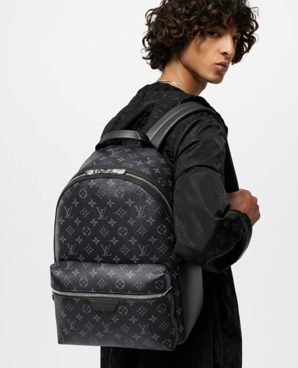 Louis Vuitton The LV backpack continues the zipper space of the classic Apollo, and adds side loading on both sides, making it more practical and