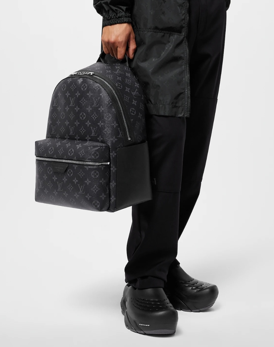 Louis Vuitton The LV backpack continues the zipper space of the classic Apollo, and adds side loading on both sides, making it more practical and
