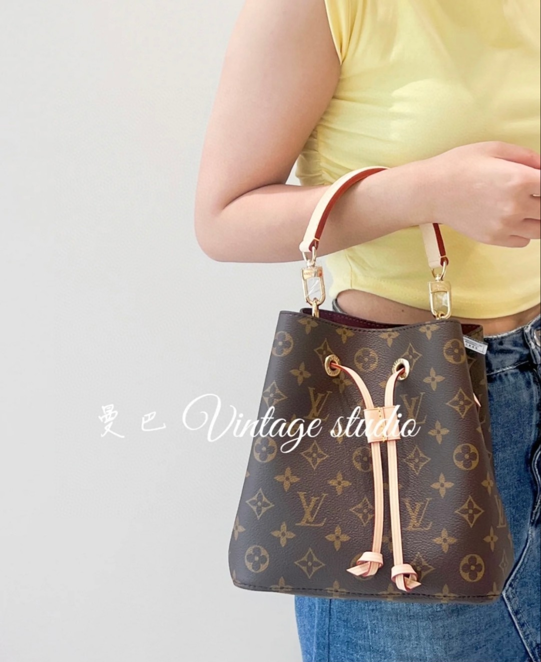 添加了手提设计，让整个包身尽显复古摩登魅力