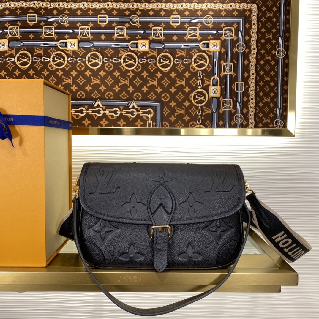 顶级原单 80558868(原厂皮)M46386 黑色 本款 Diane 手袋取材路易经典 Monogram Empreinte 压纹皮革,将品牌标识织入可拆卸宽幅提花肩带,在可拆卸皮革肩背带之外再添斜挎选择,灵活契合优雅格调或动感风尚. 详细特征23 x 16 x 8.5厘米