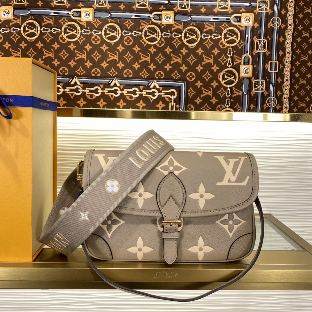 顶级原单 80558868(原厂皮)M46583 灰 本款 Diane 手袋取材路易经典 Monogram Empreinte 压纹皮革,将品牌标识织入可拆卸宽幅提花肩带,在可拆卸皮革肩背带之外再添斜挎选择,灵活契合优雅格调或动感风尚. 详细特征23 x 16 x 8.5厘米