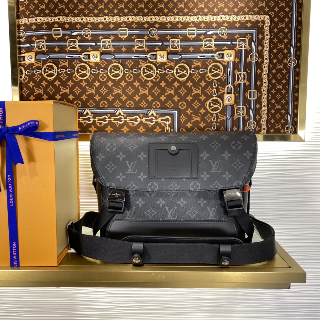 顶级原单 62558848（原厂皮）M40511以经典学院风格为设计灵感，此款Messenger PM Voyager小号邮差包采用柔软的Monogram Eclipse帆布材质，提携十分舒适。双搭扣设计、便利的可调节肩带、众多的内部隔层，满足都市生活的使用需求。 尺寸：33×22.5×11cm