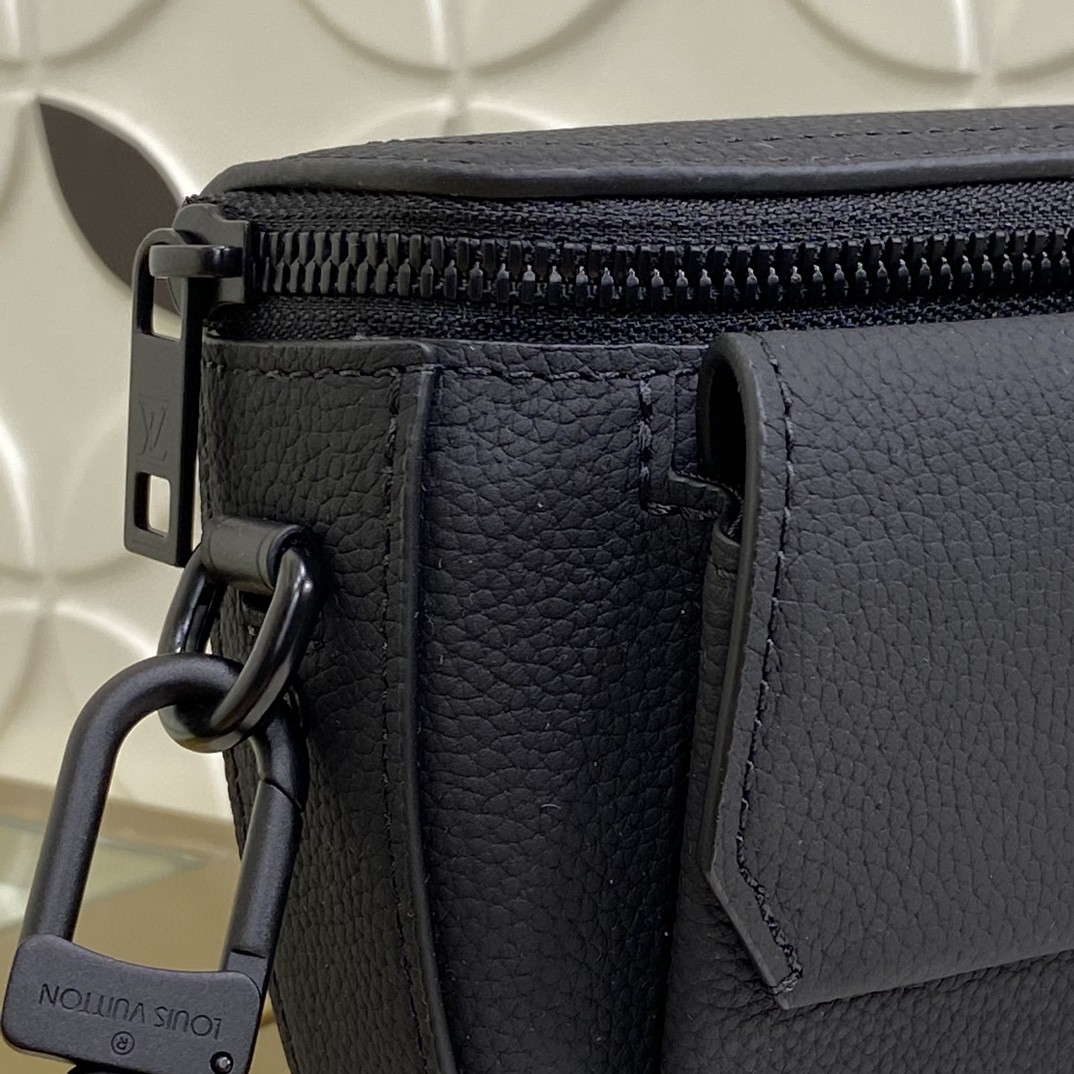 Louis Vuitton M83563 Black crossbody everyday
