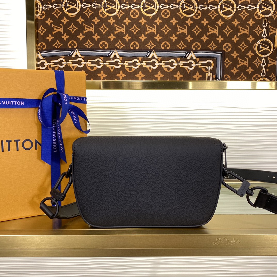 Louis Vuitton M83563 Black crossbody everyday