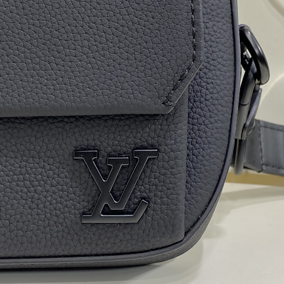 Louis Vuitton M83563 Black crossbody everyday