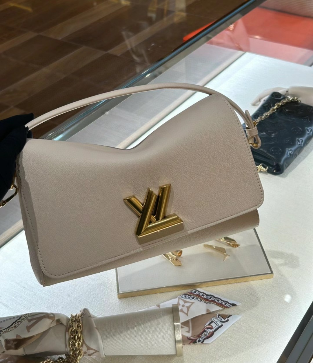Louis Vuitton Twist White shoulder everyday