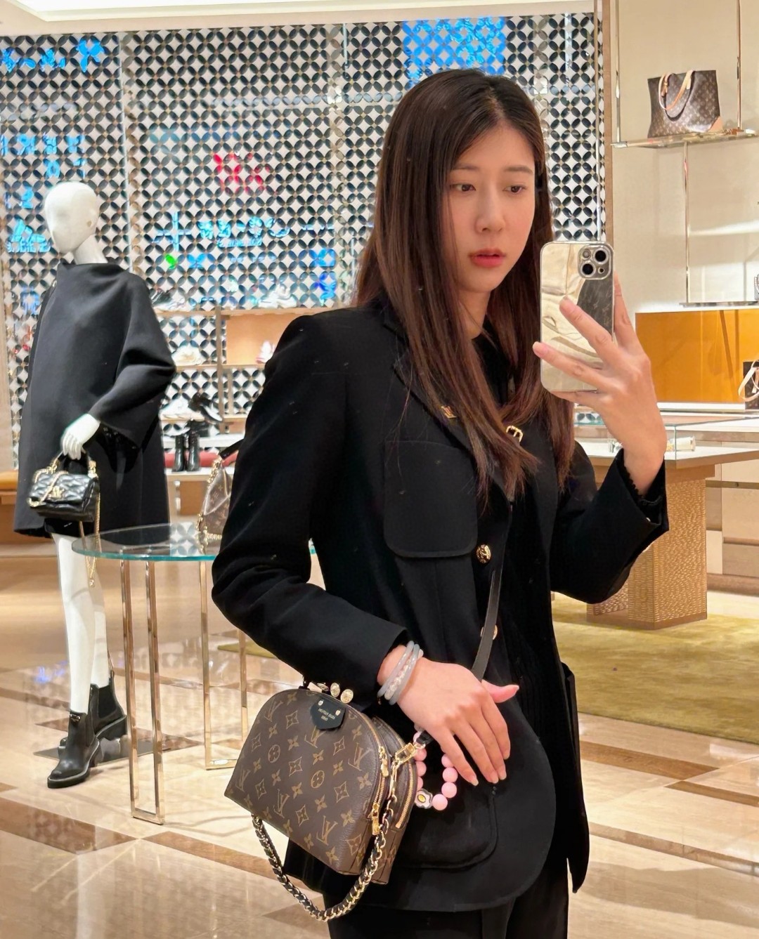 Louis Vuitton Alma Monogram shoulder