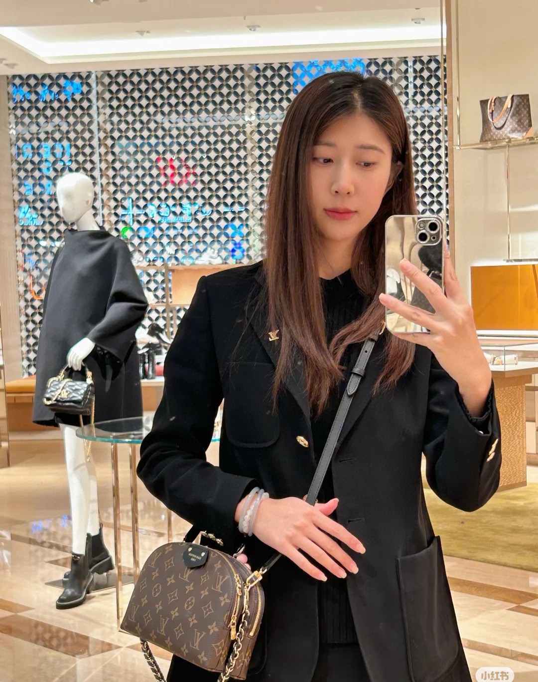 Louis Vuitton Alma Monogram shoulder